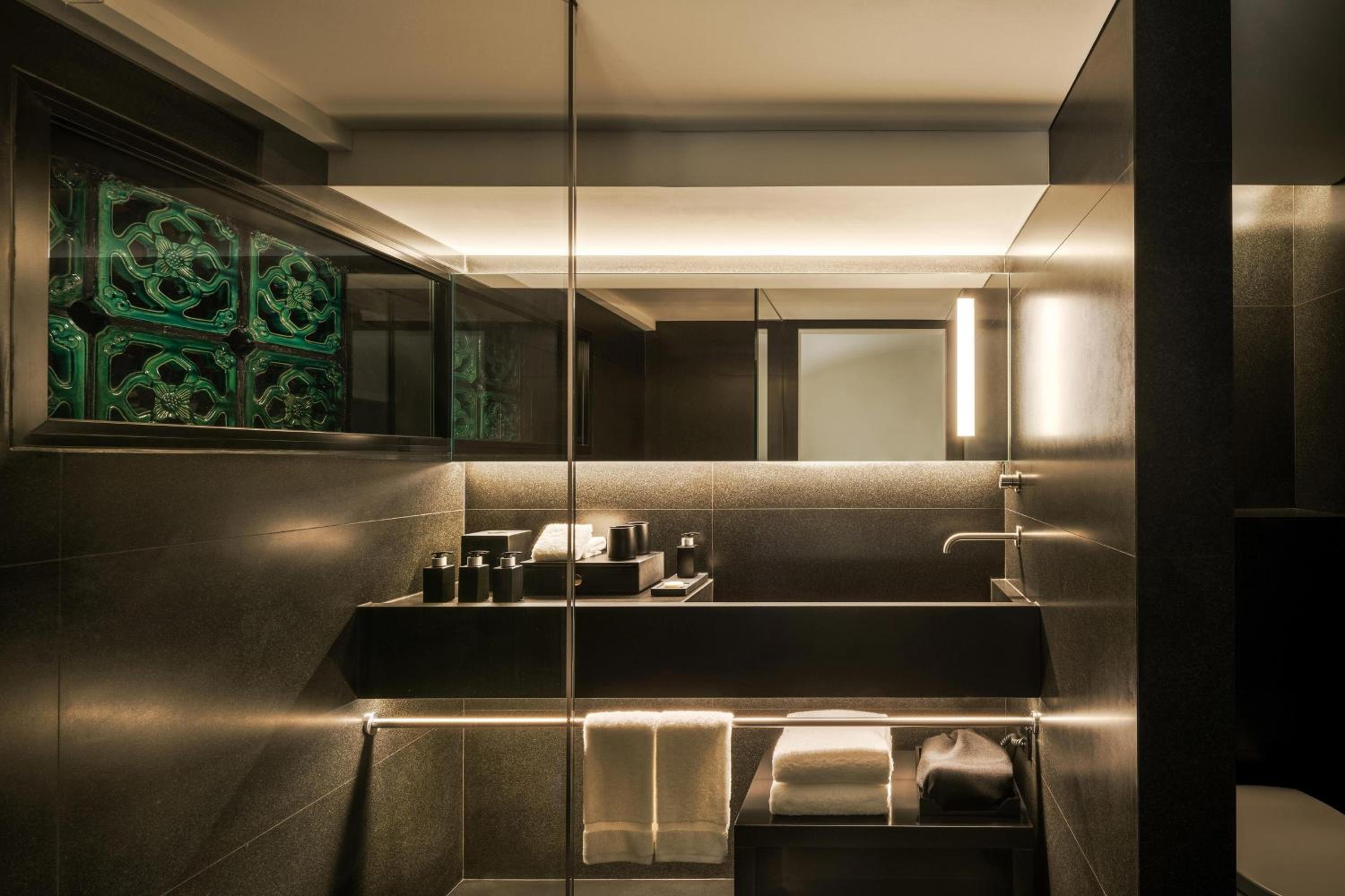 Opium Club Suite, 1 King, City View (Roundtrip Airport Transfers + Club Lounge Access with Complimentary Breakfast, Cocktails & Snacks) photo 3