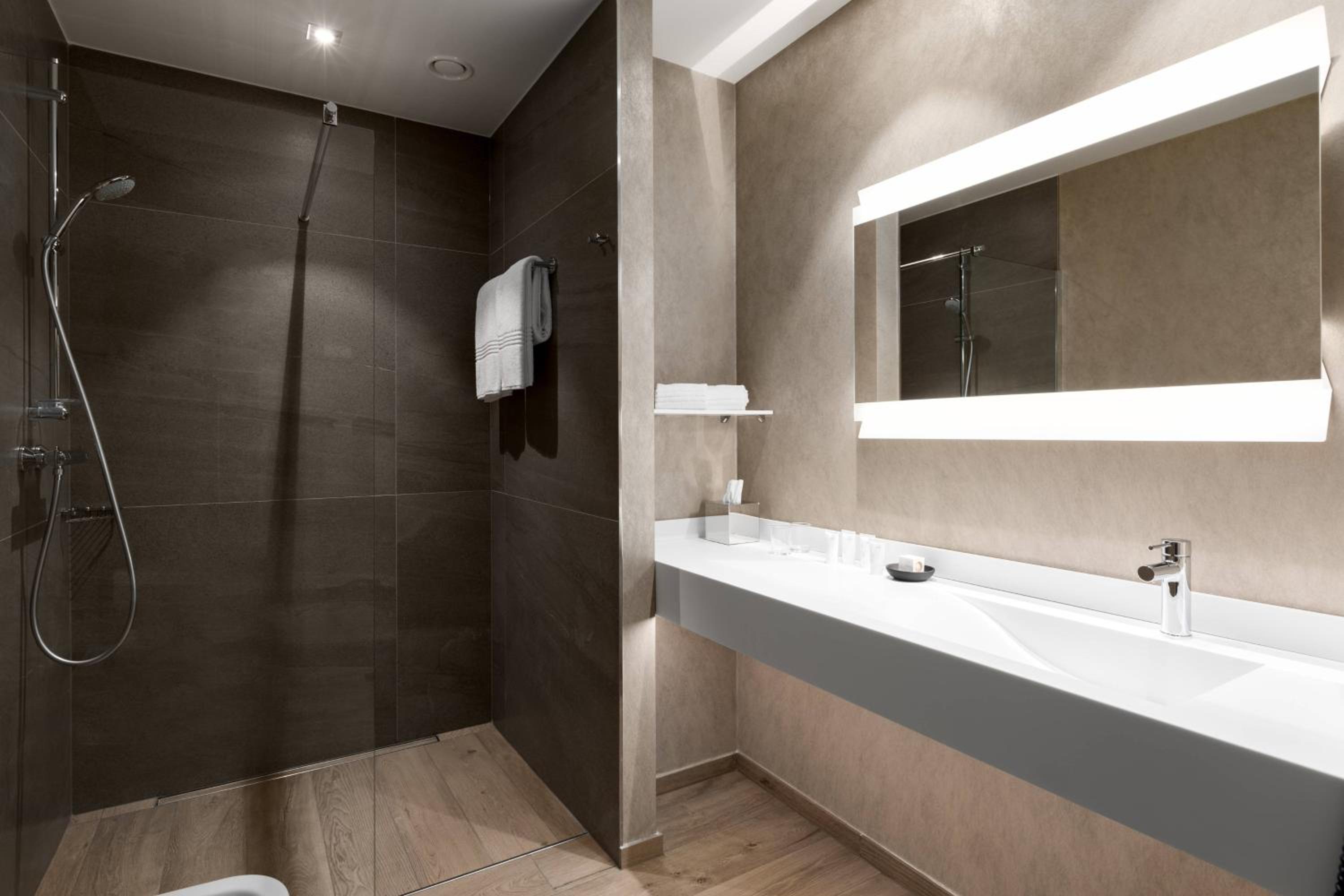 Standard Twin Room with Balcony