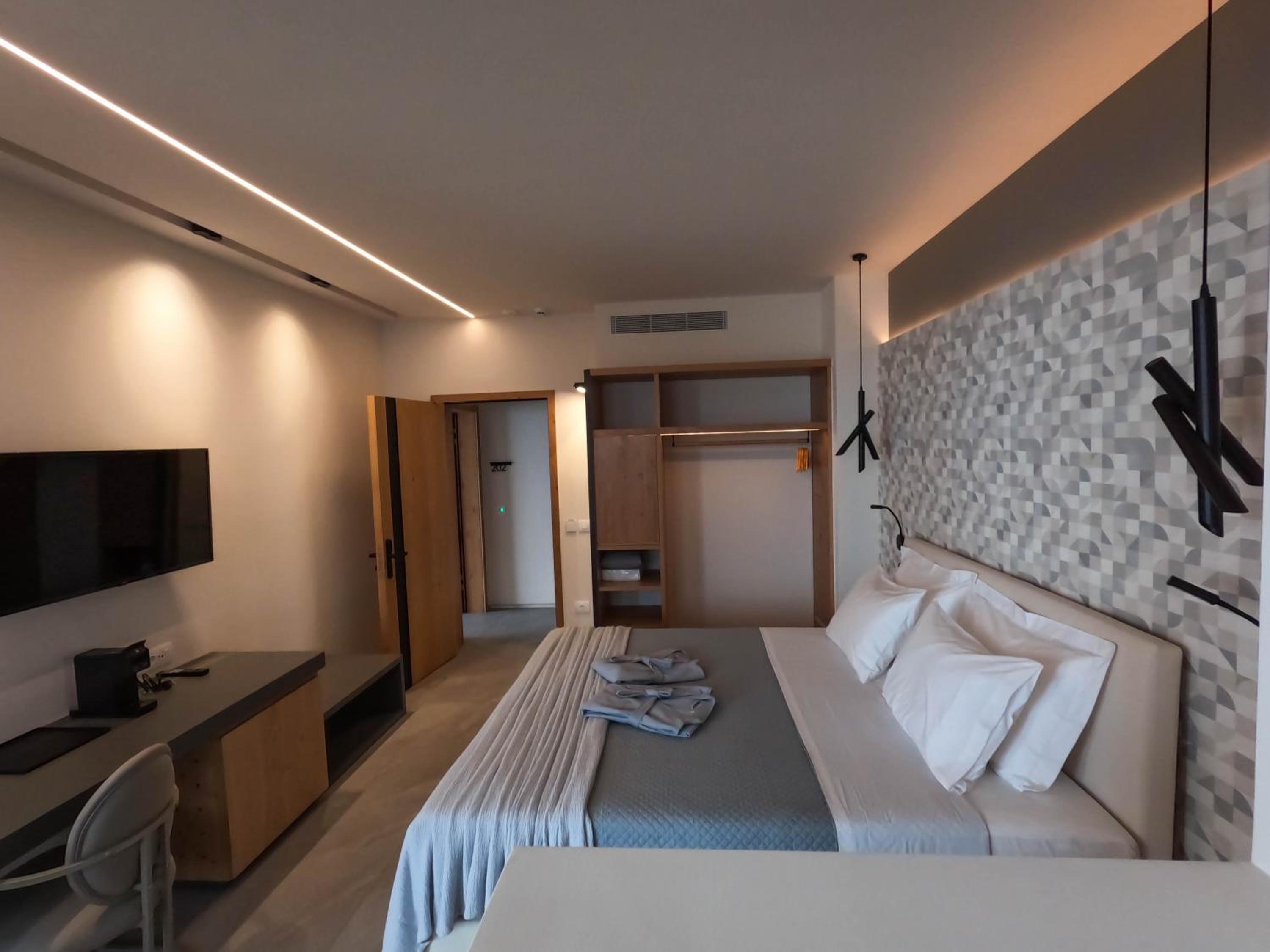 Deluxe Suite with Sea View - Photo 4