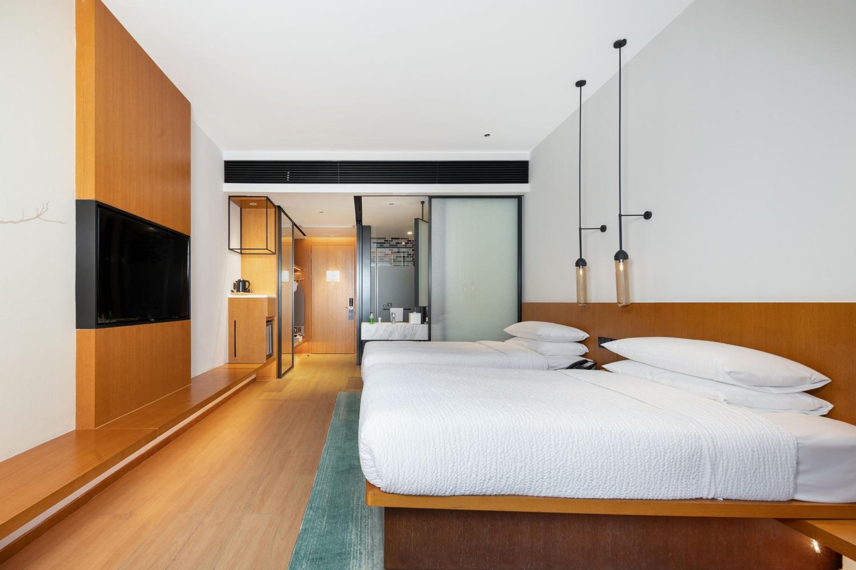 Deluxe Guest room, 1 King - Photo 1