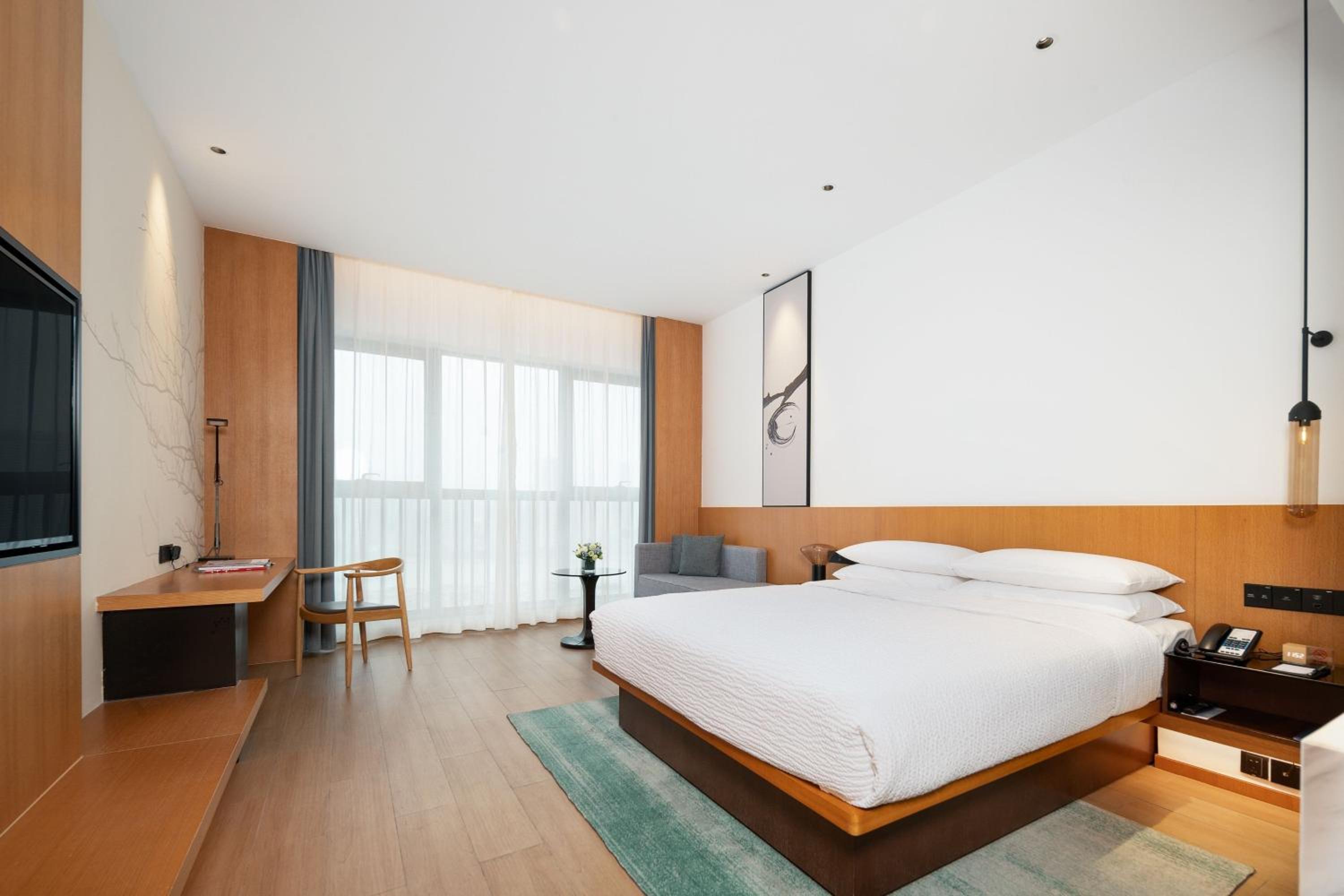 Deluxe Guest room, 1 King - Photo 2
