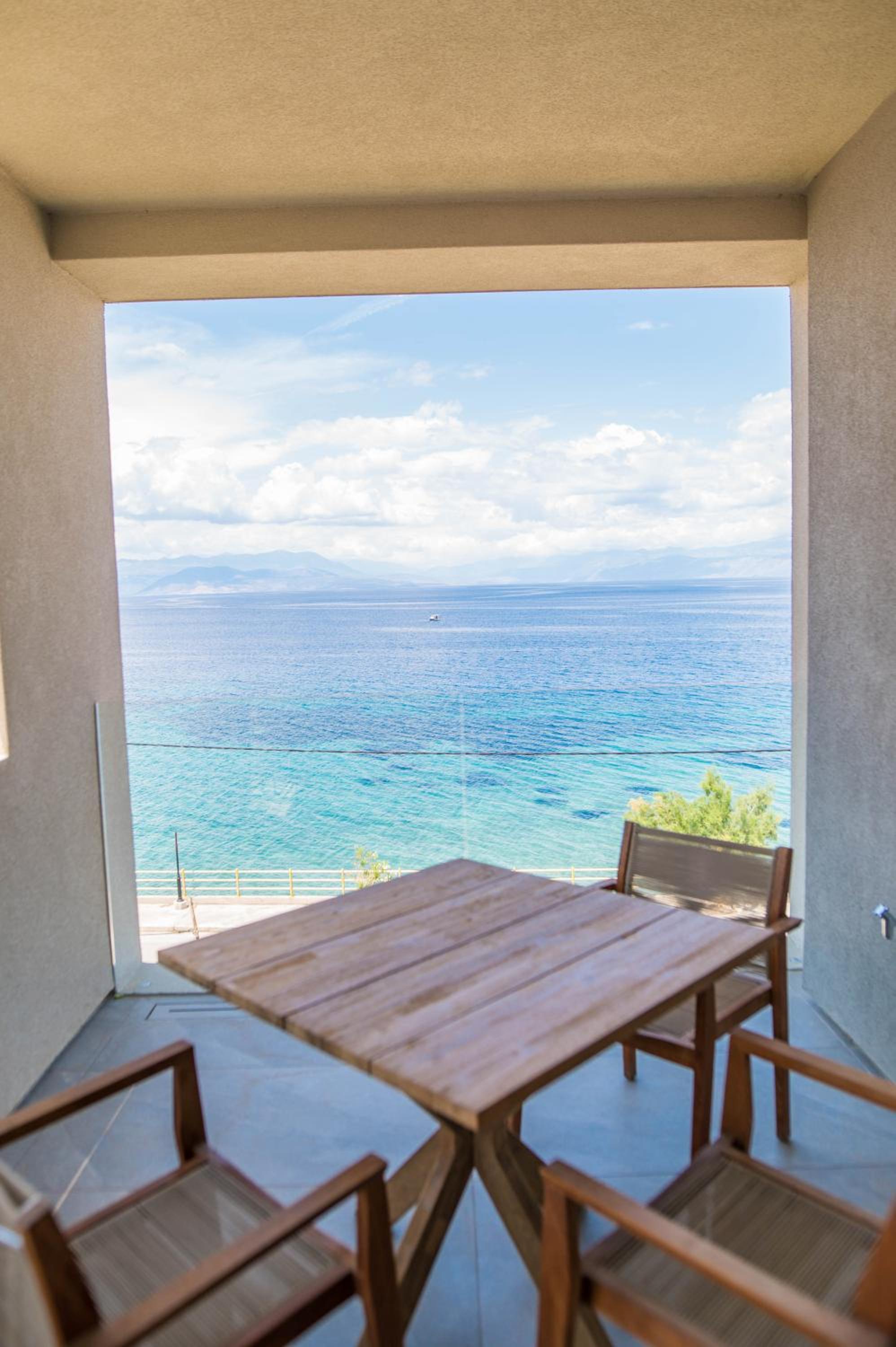 Deluxe Suite with Sea View - Photo 3