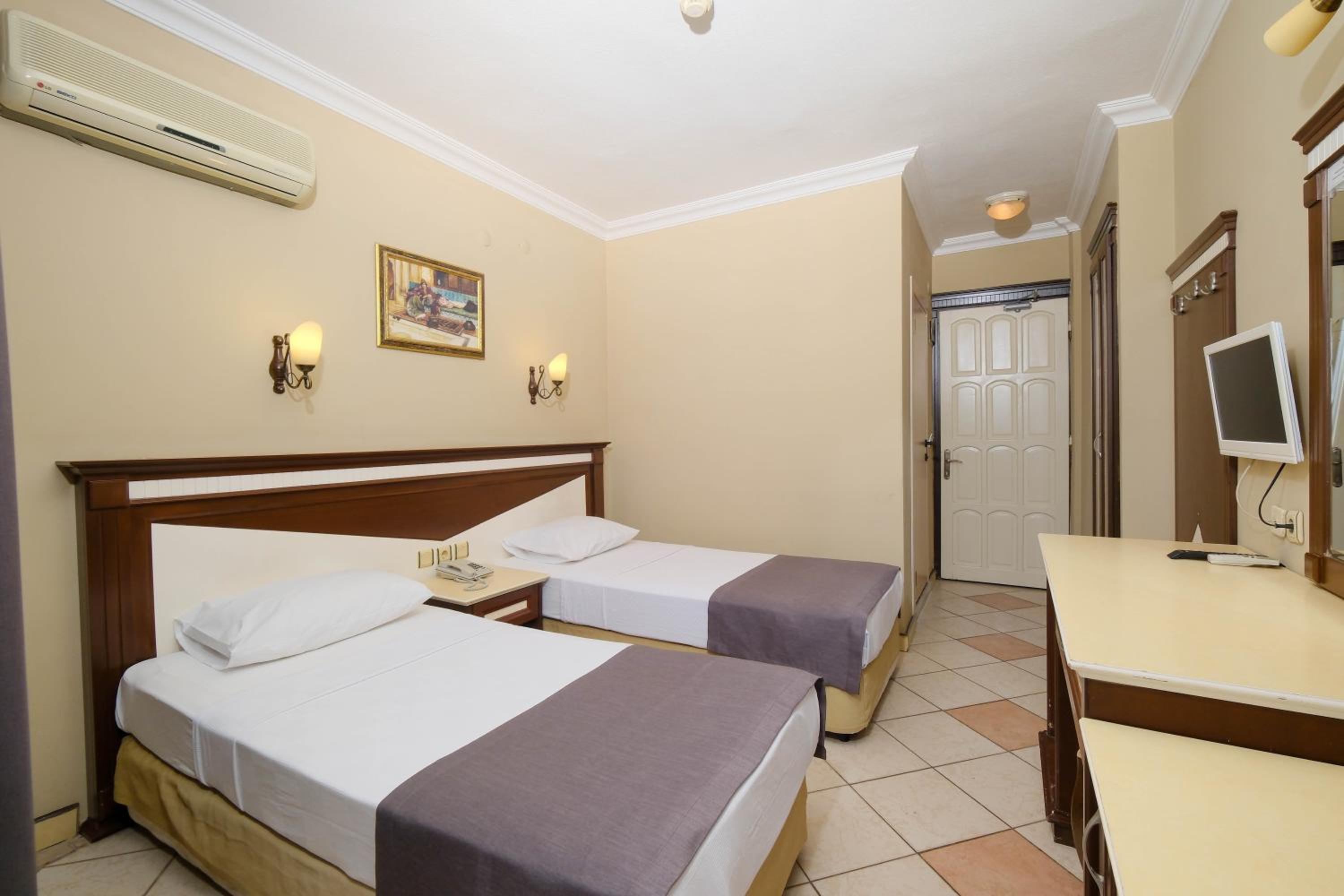 Standard Double Room - Photo 13
