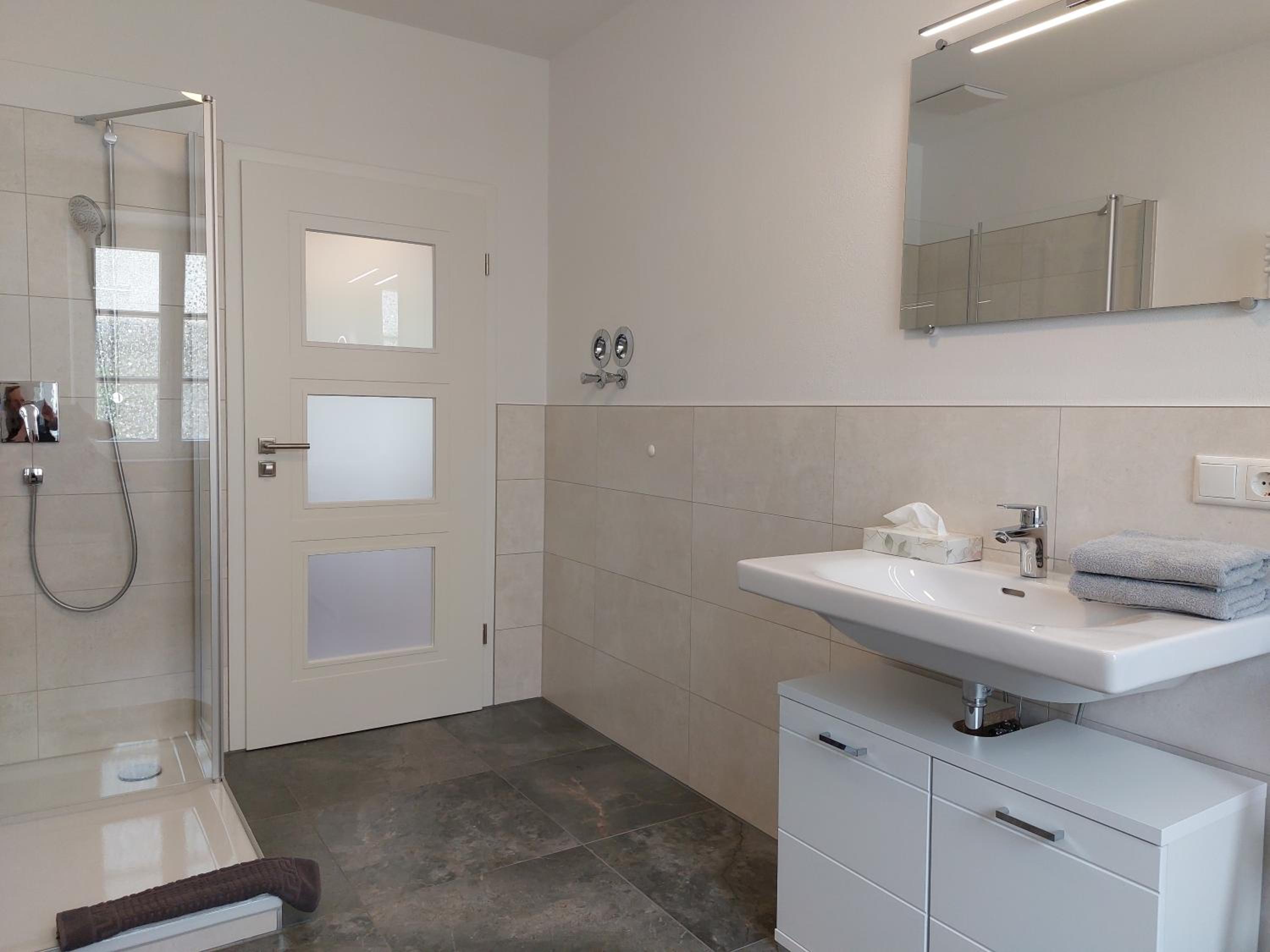 One-Bedroom Apartment with Balcony and Mountain View   photo 2