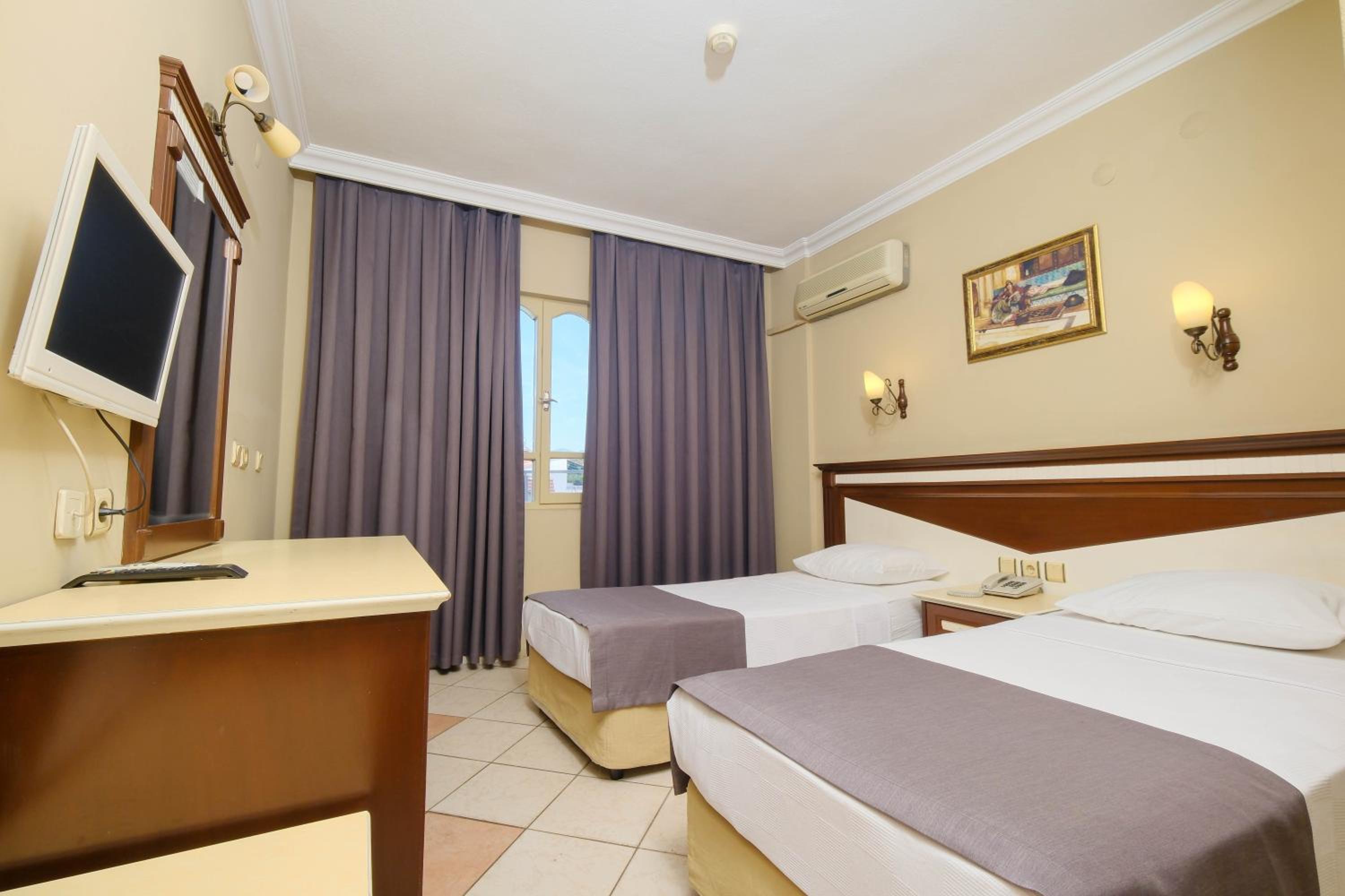 Standard Double Room - Photo 12