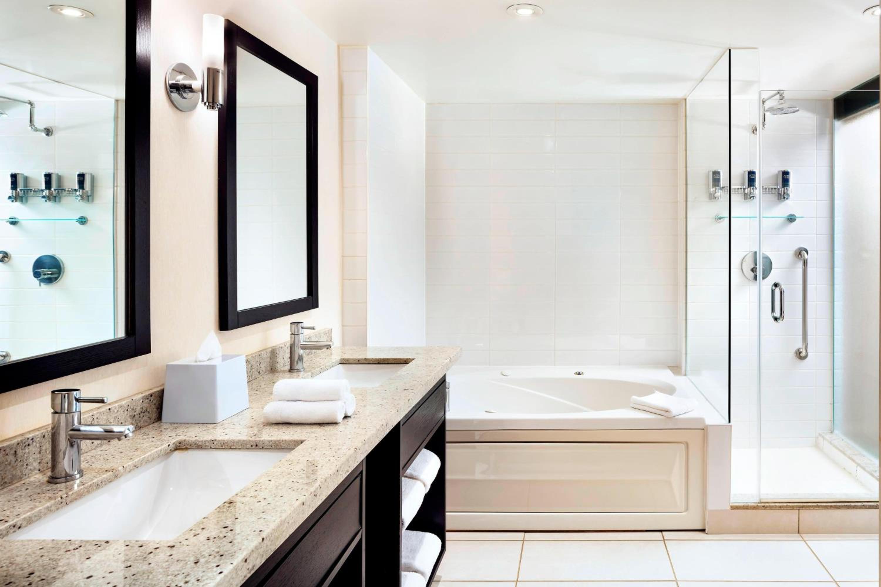 King Suite - Photo 2