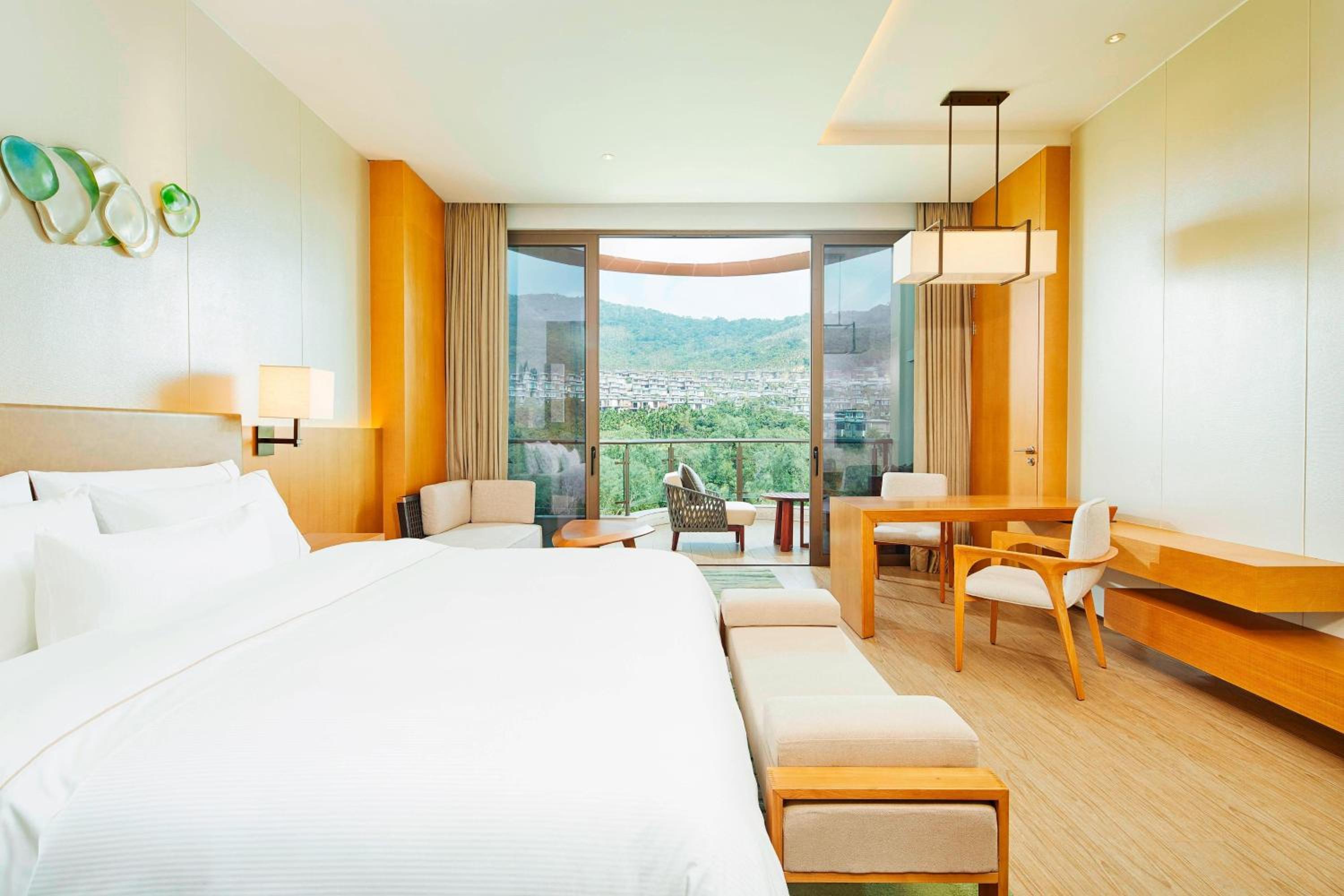 Guest room, 1 King, Mountain view, Balcony
