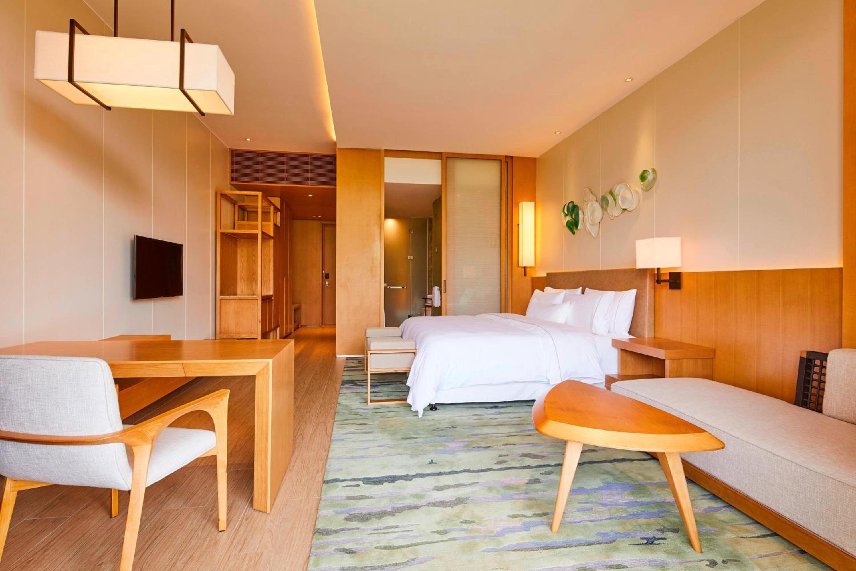 Deluxe Sea View King Room  photo 3