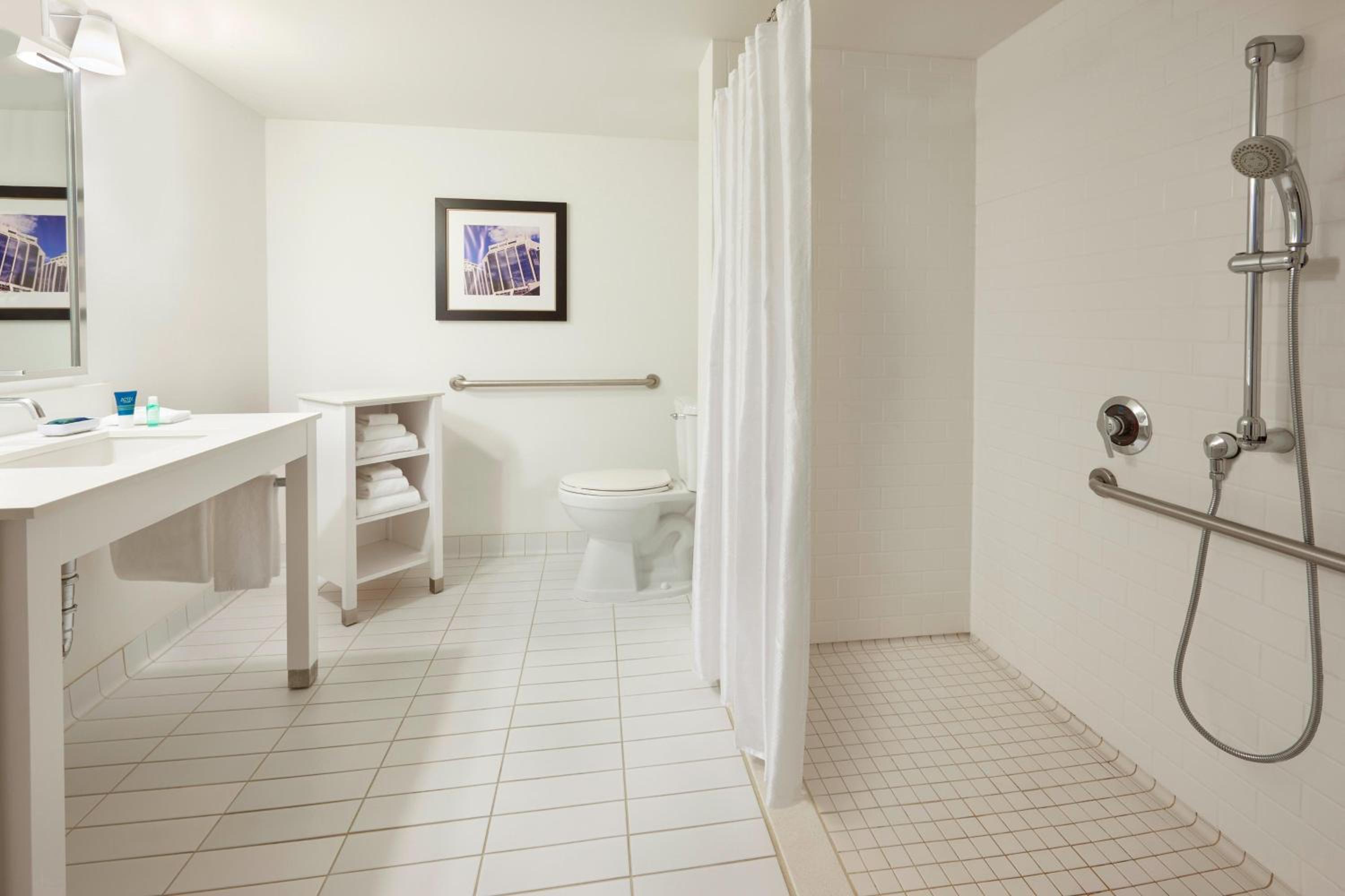 Deluxe King Room - Photo 7