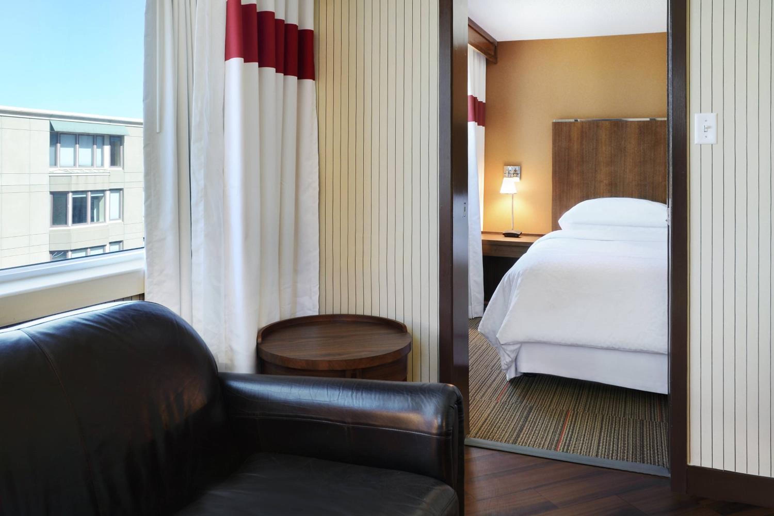 Junior Suite with Harbor View - Photo 2