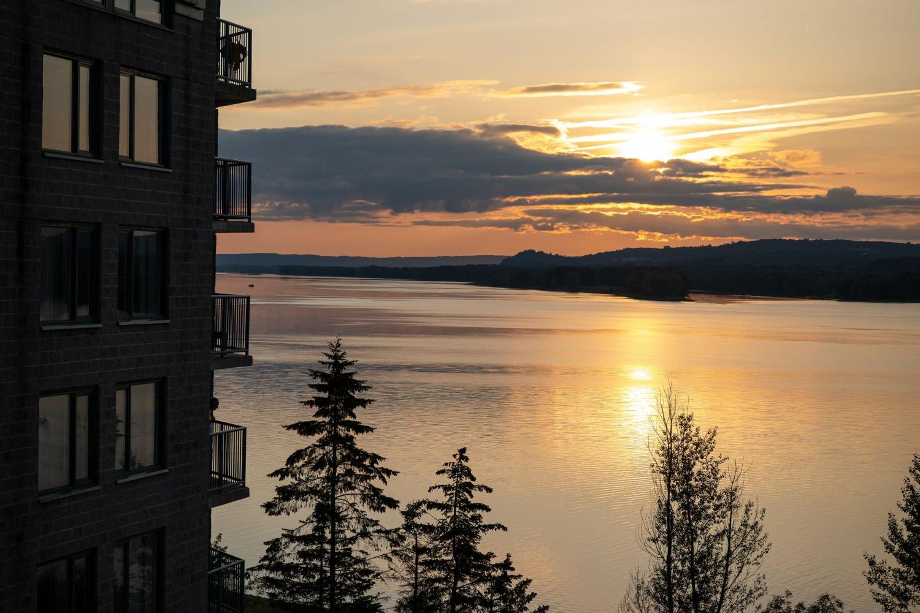 Deluxe King Room with Water View - Photo 2