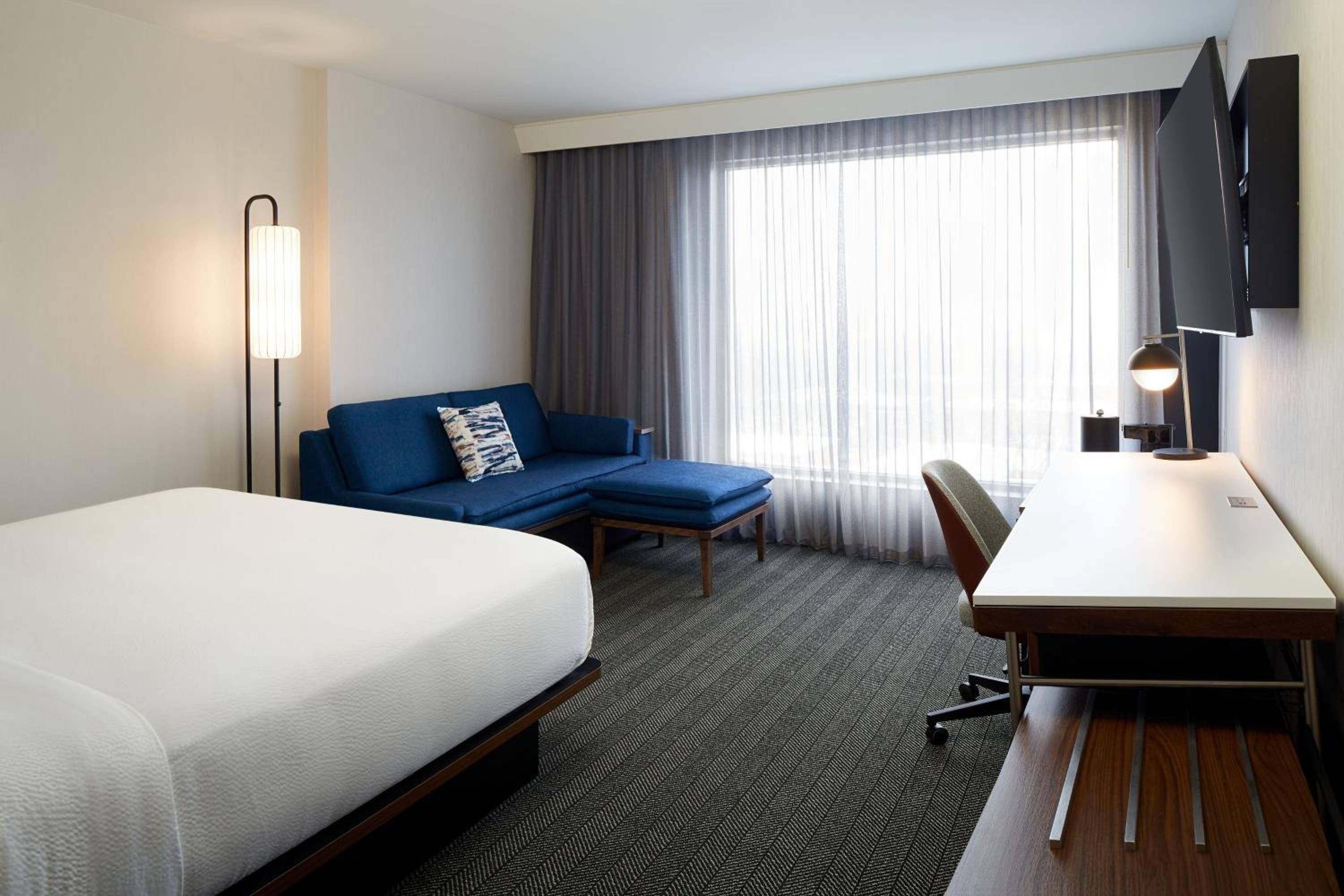 King Room with Sofa Bed - Photo 5