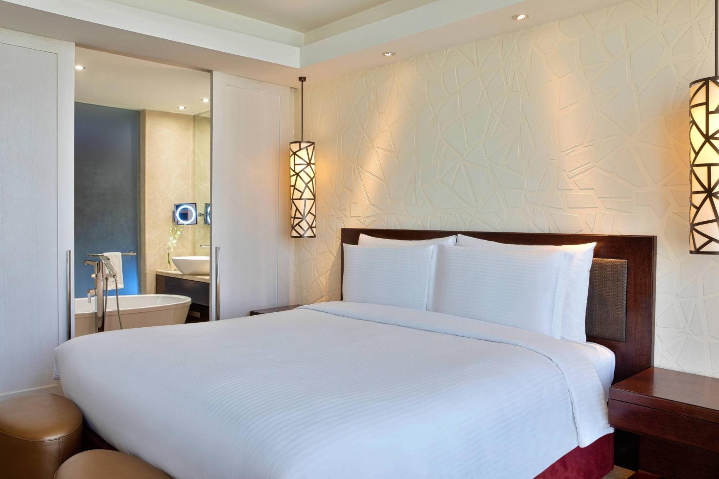 Deluxe King Room with City View