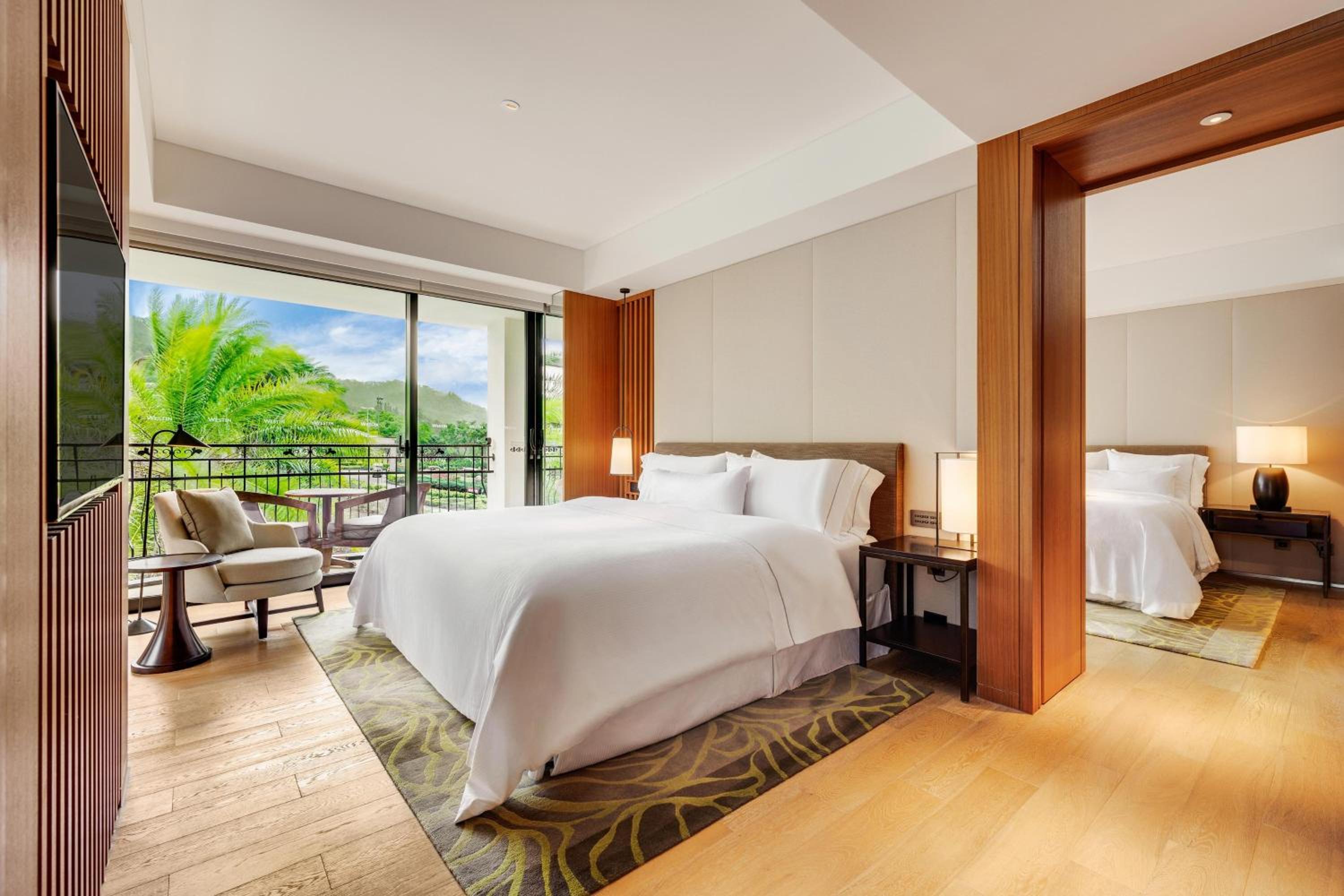 Two-Bedroom Family Suite with One King Bed and Two Twin Beds photo 3