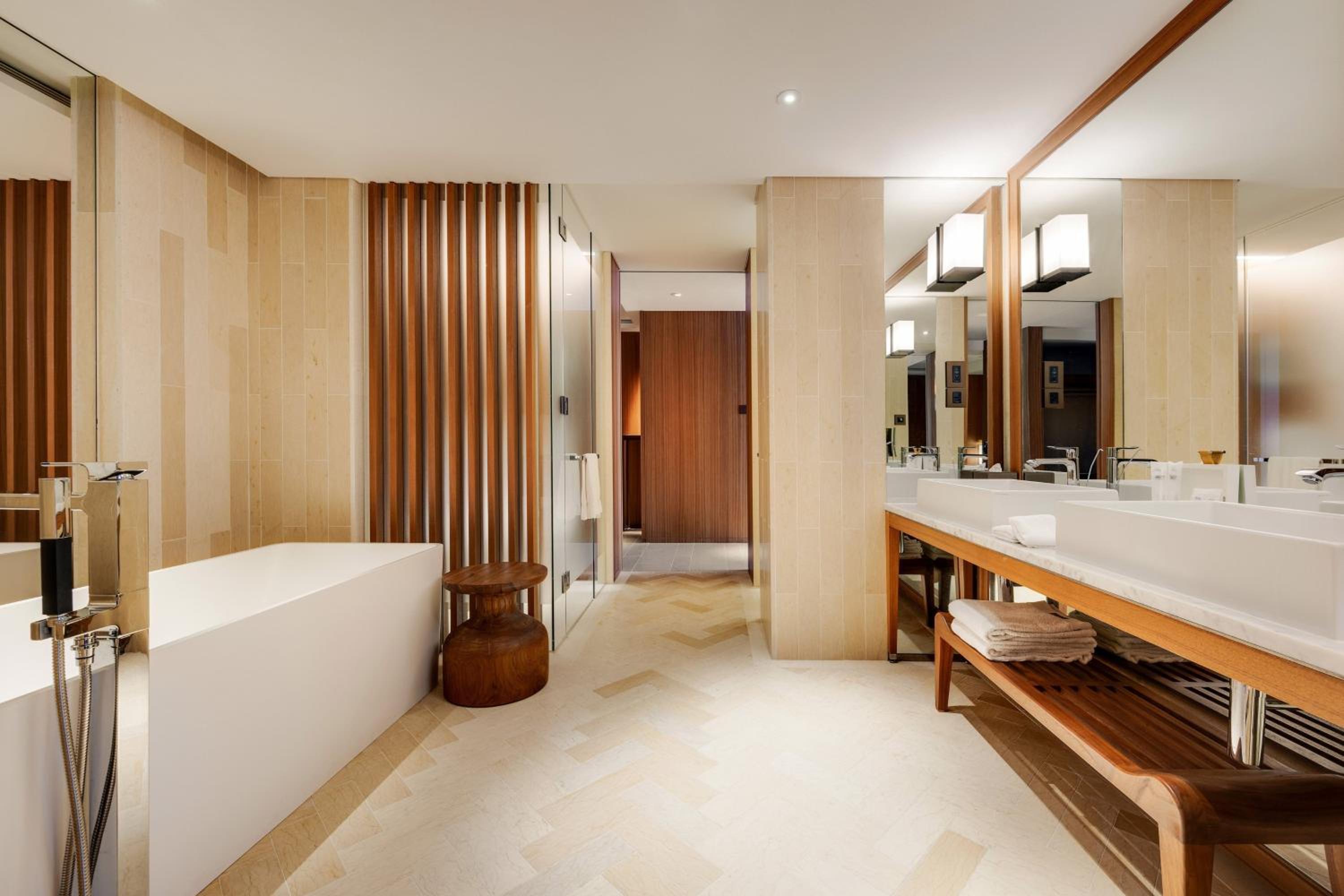 Executive Deluxe King Suite with Mountain View photo 2