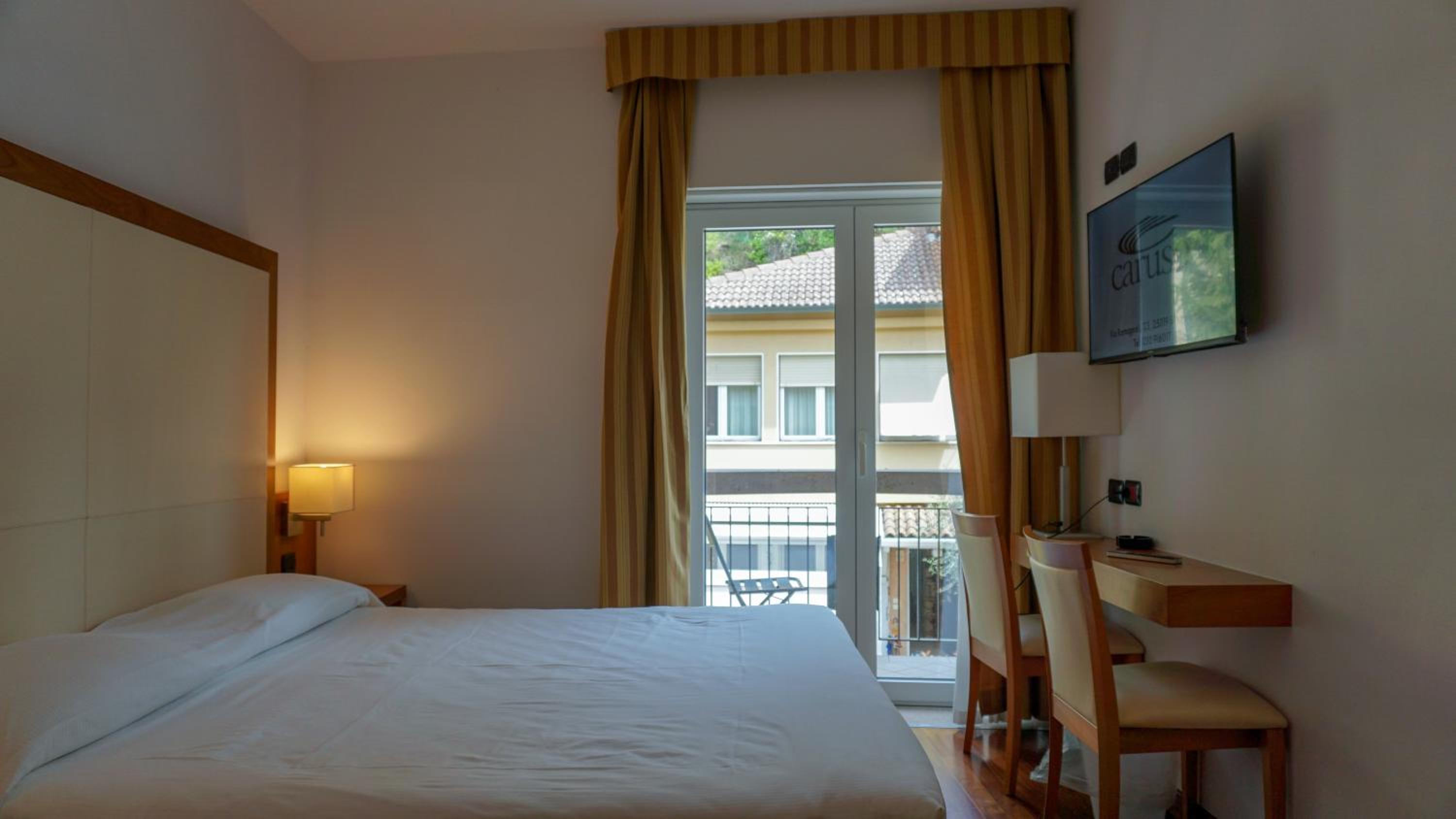 Standard Double or Twin Room with Balcony and City View - Photo 2