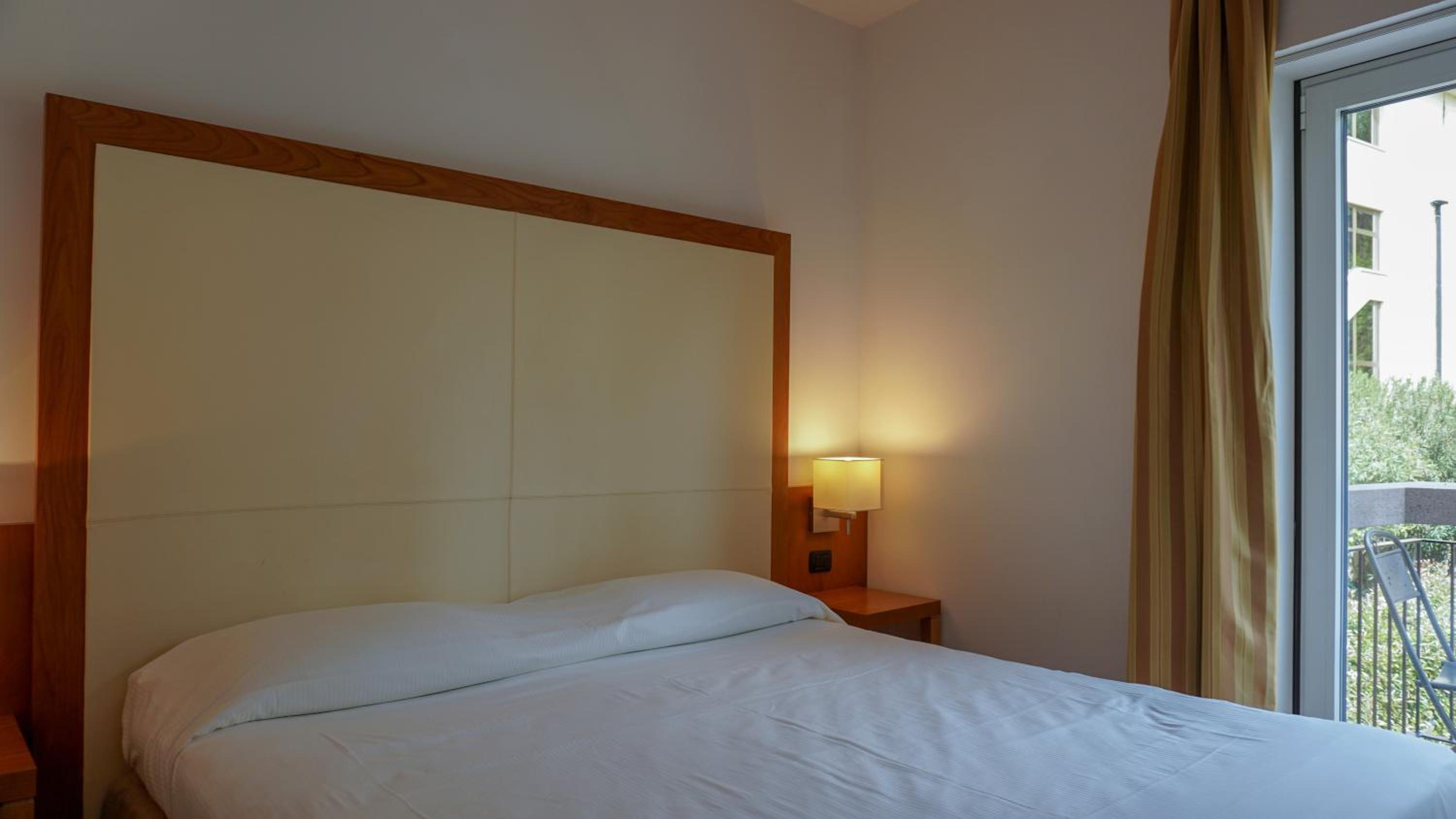 Standard Double or Twin Room with Balcony and City View - Photo 3