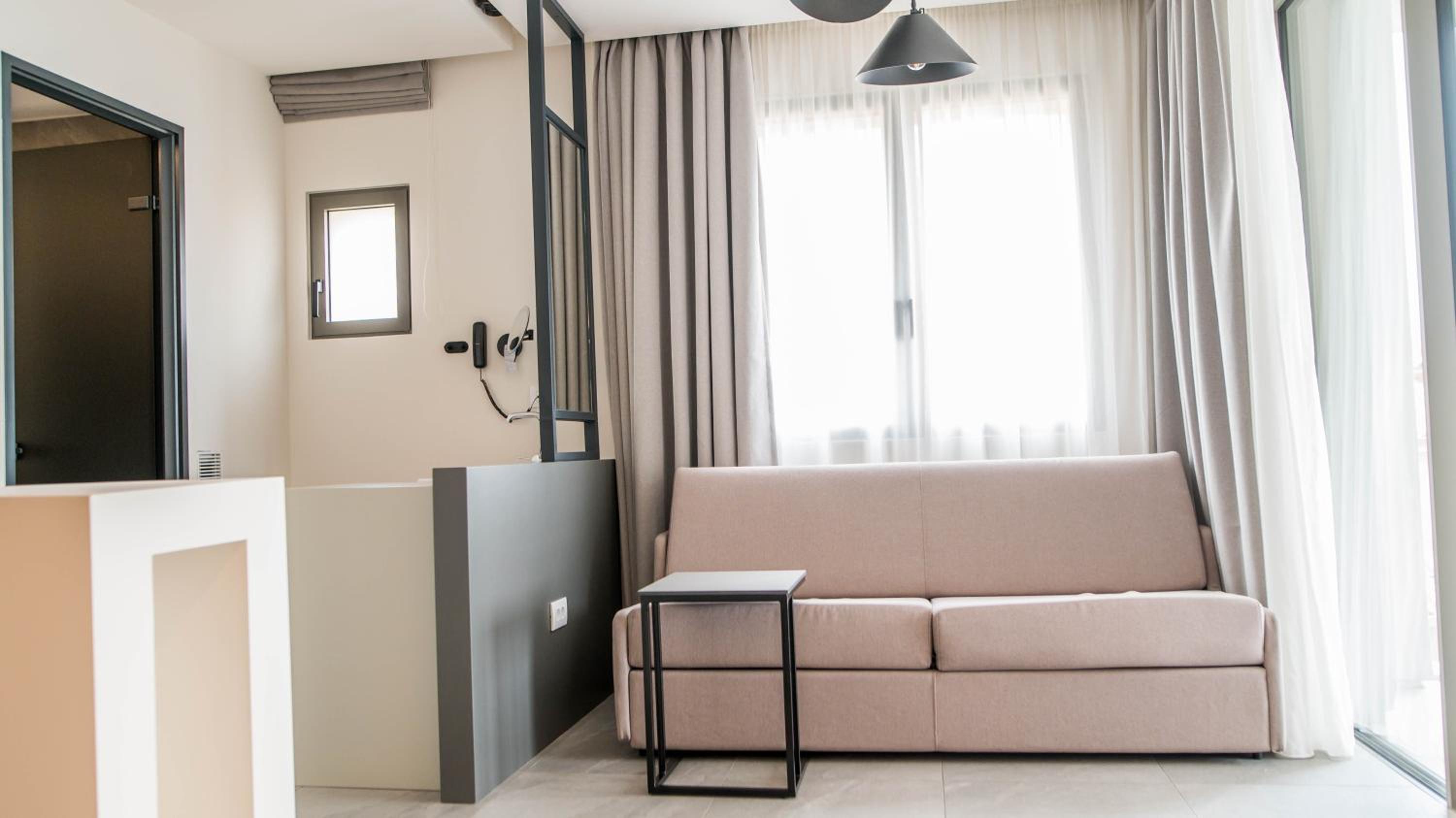 Deluxe Suite with Sea View - Photo 7