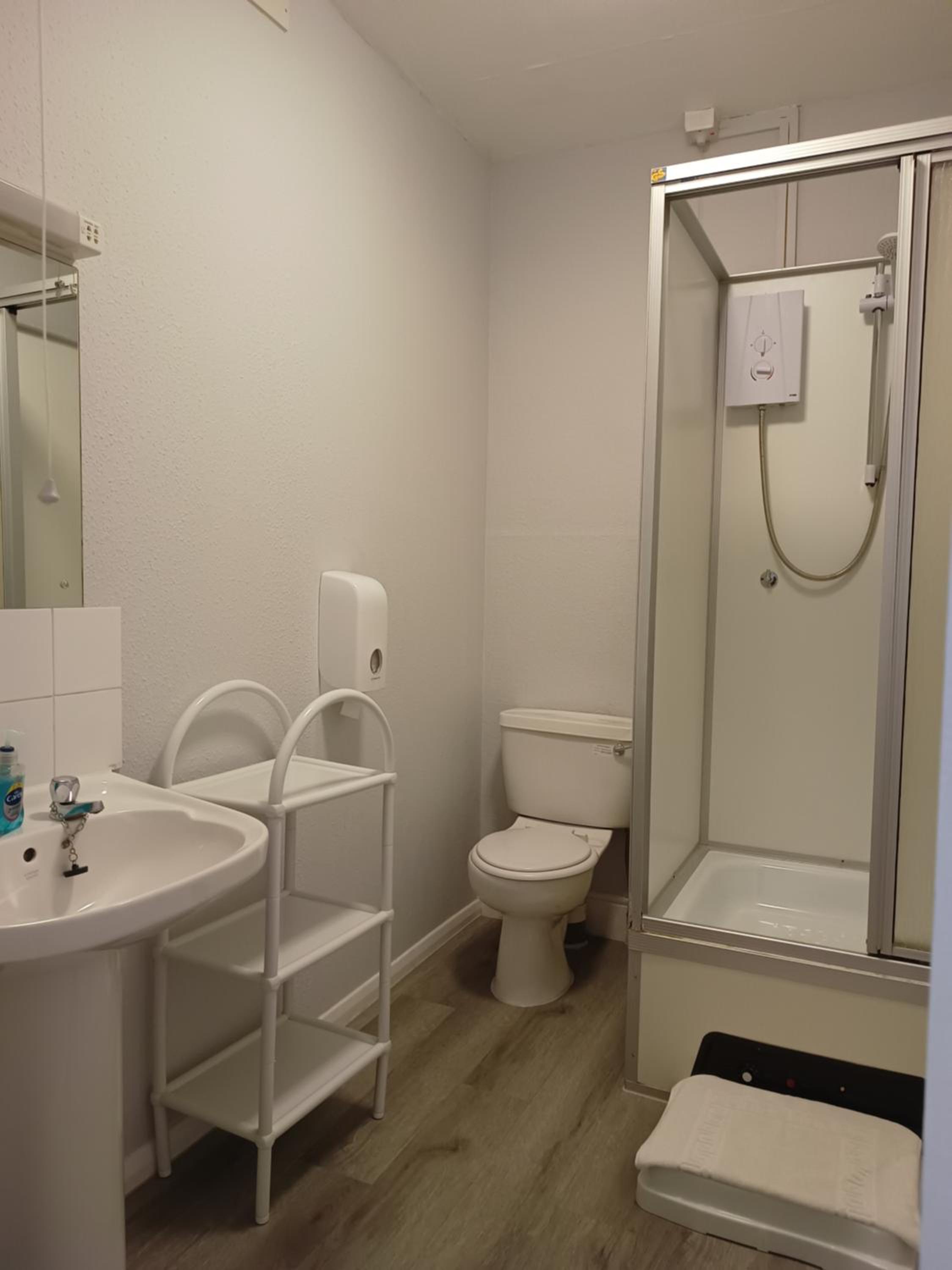 Twin Room with Private Bathroom - Photo 2