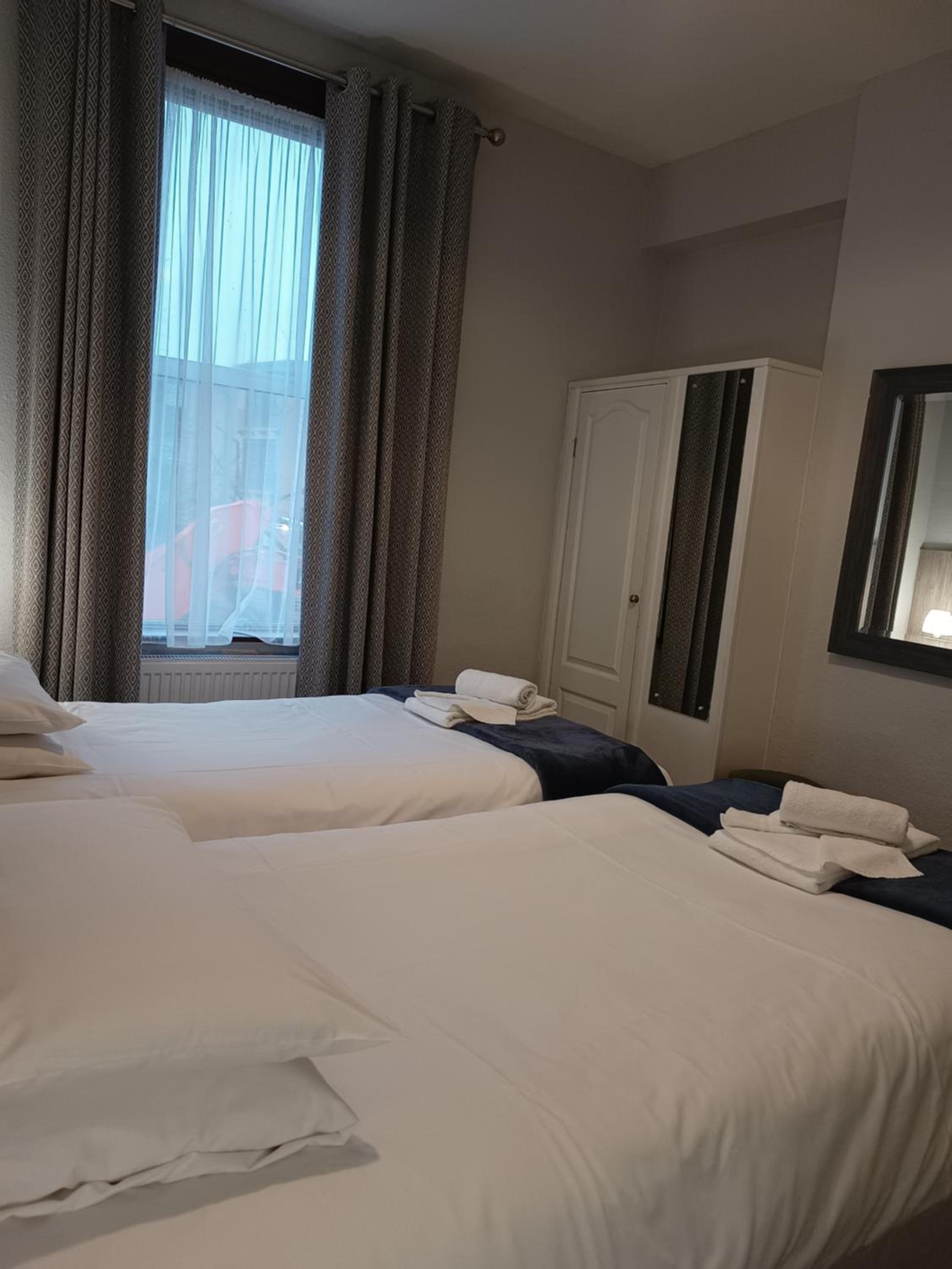 Twin Room with Private Bathroom - Photo 7