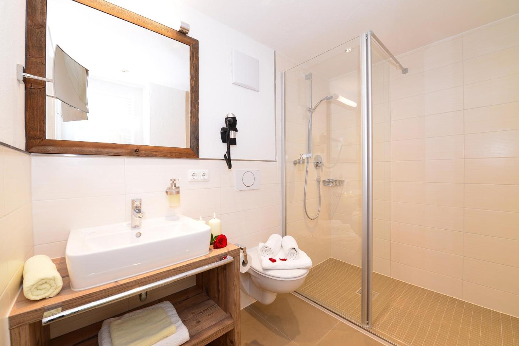 Standard Double Room with Balcony - Photo 2