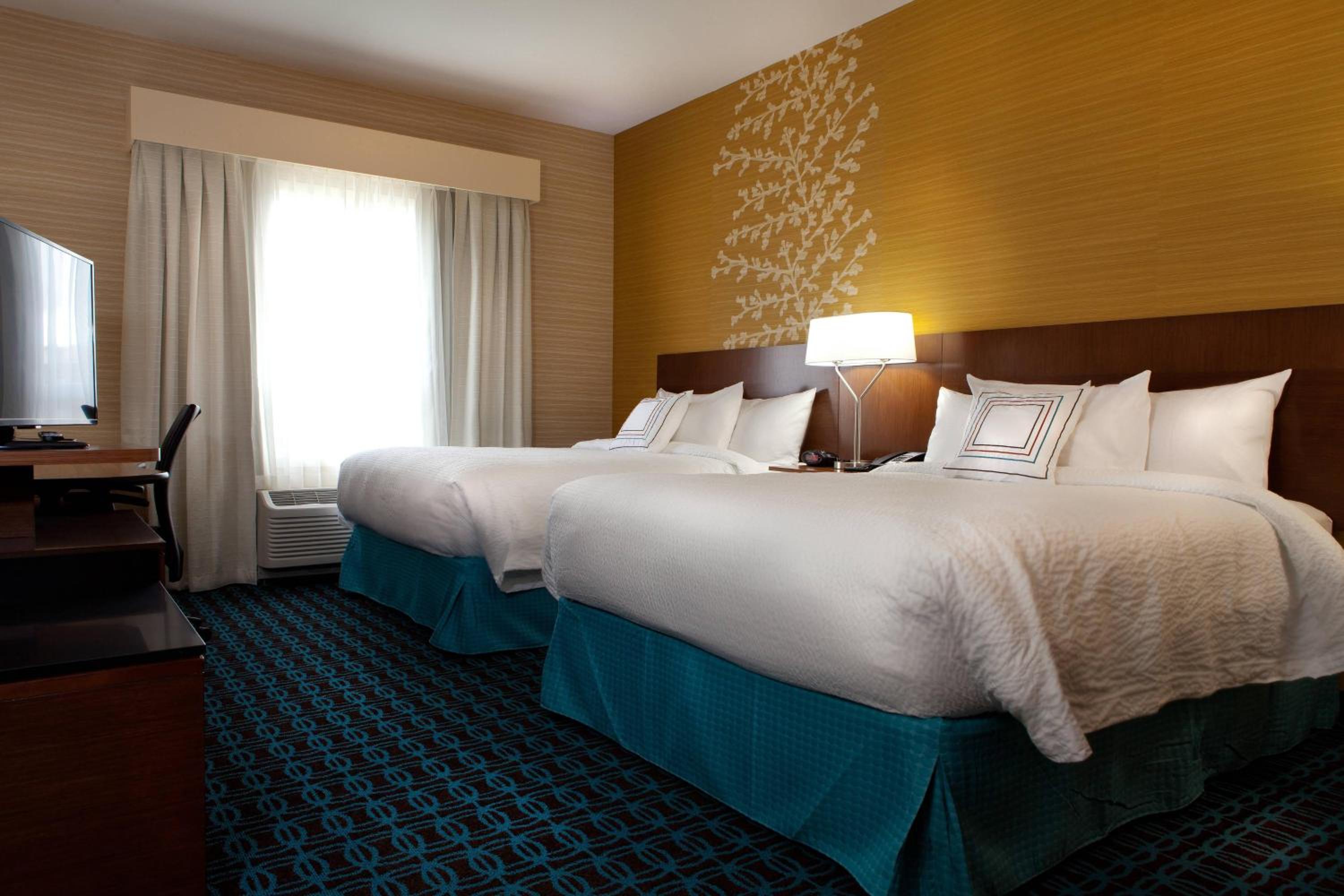 Queen Room with Two Queen Beds photo 3