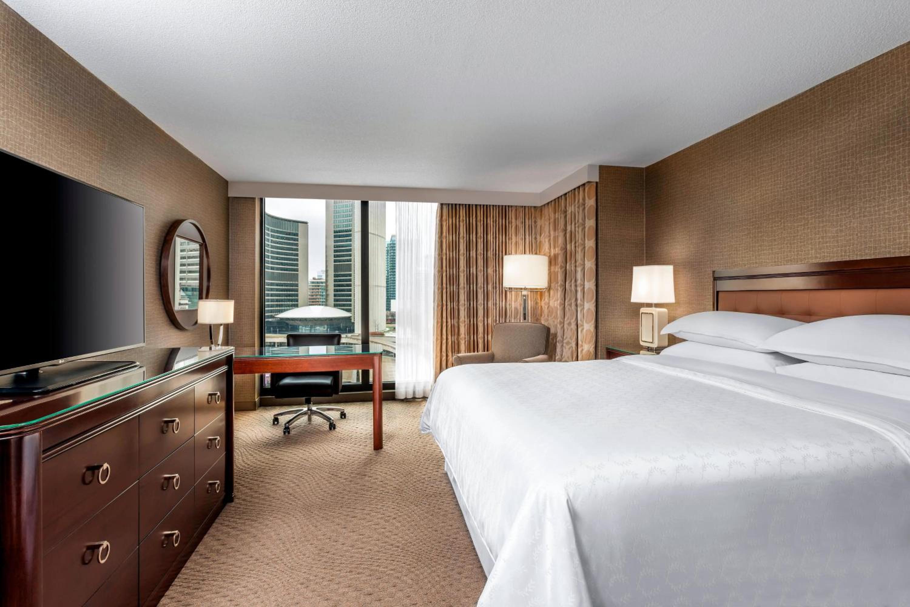 Premium Guest Room, 1 King, Nathan Philips Square View - Photo 1