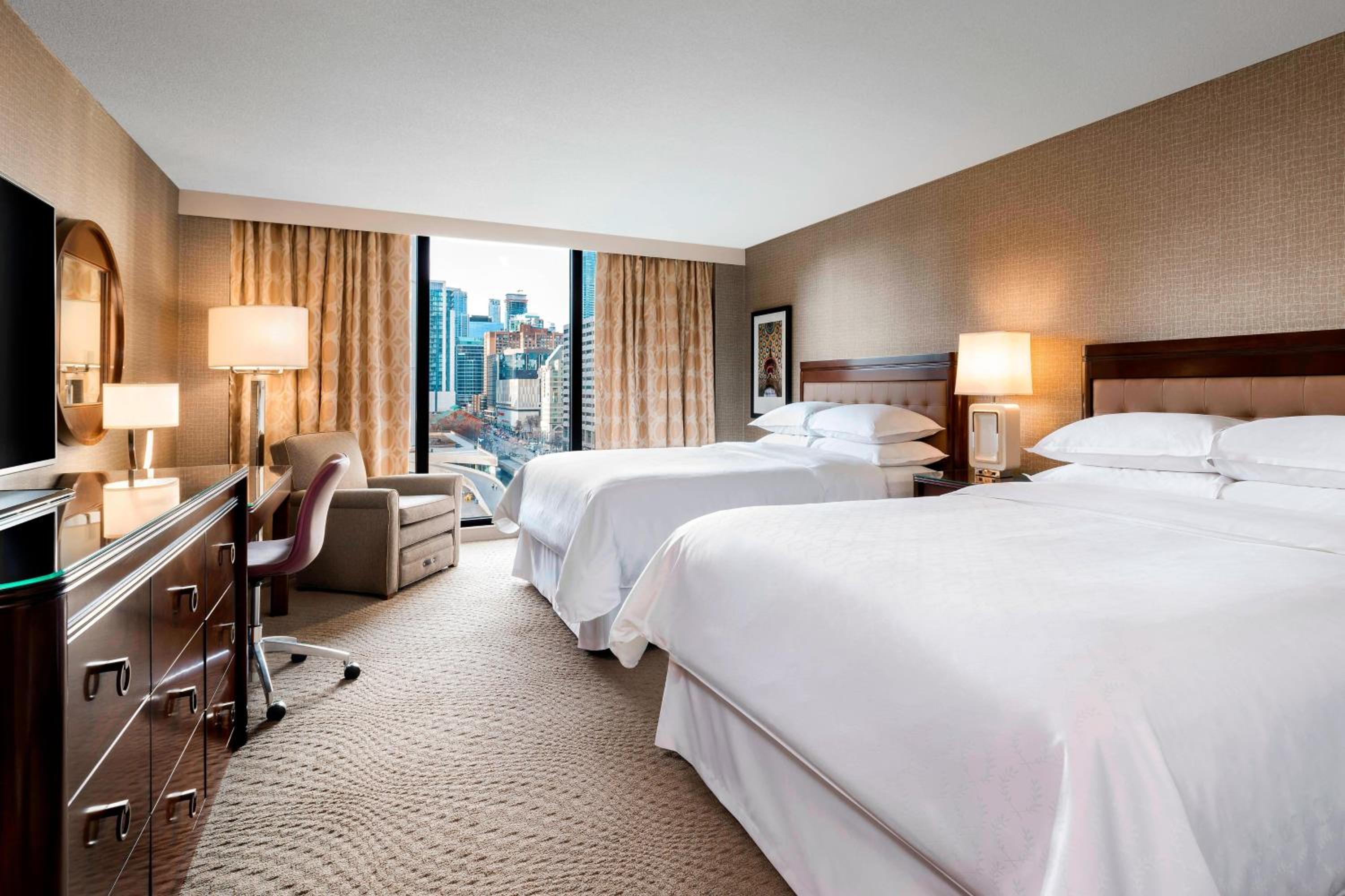 Premium Guest Room, 2 Queens, Nathan Philips Square View - Photo 2