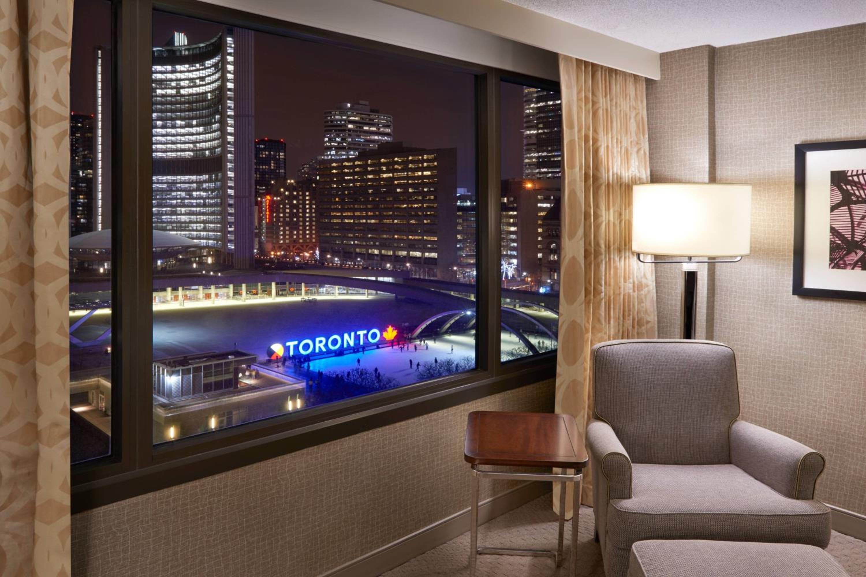 Premium Guest Room, 2 Queens, Nathan Philips Square View - Photo 3