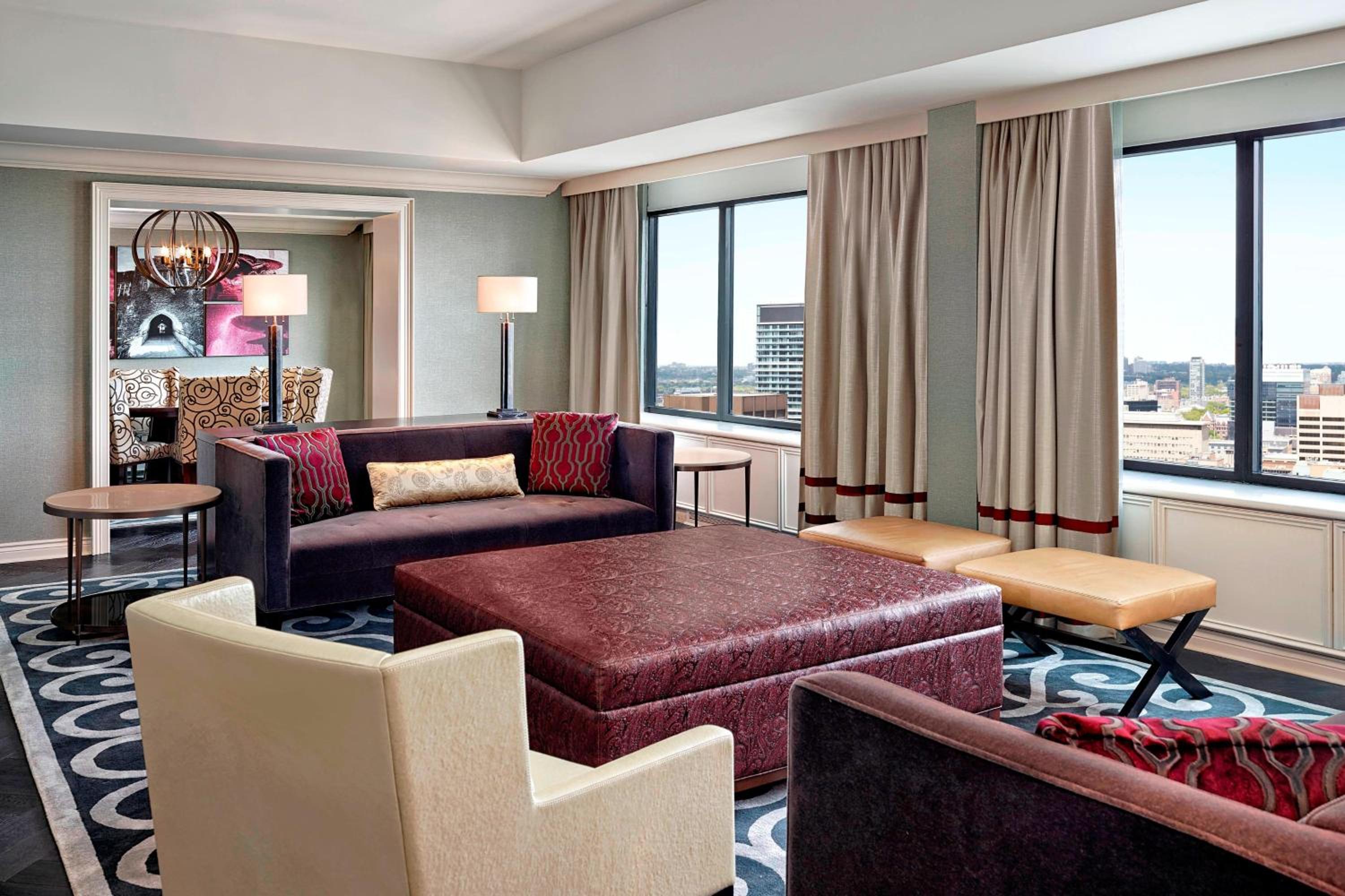 Royal Suite, 1 King Bed, Club Lounge Access thumbnail 5