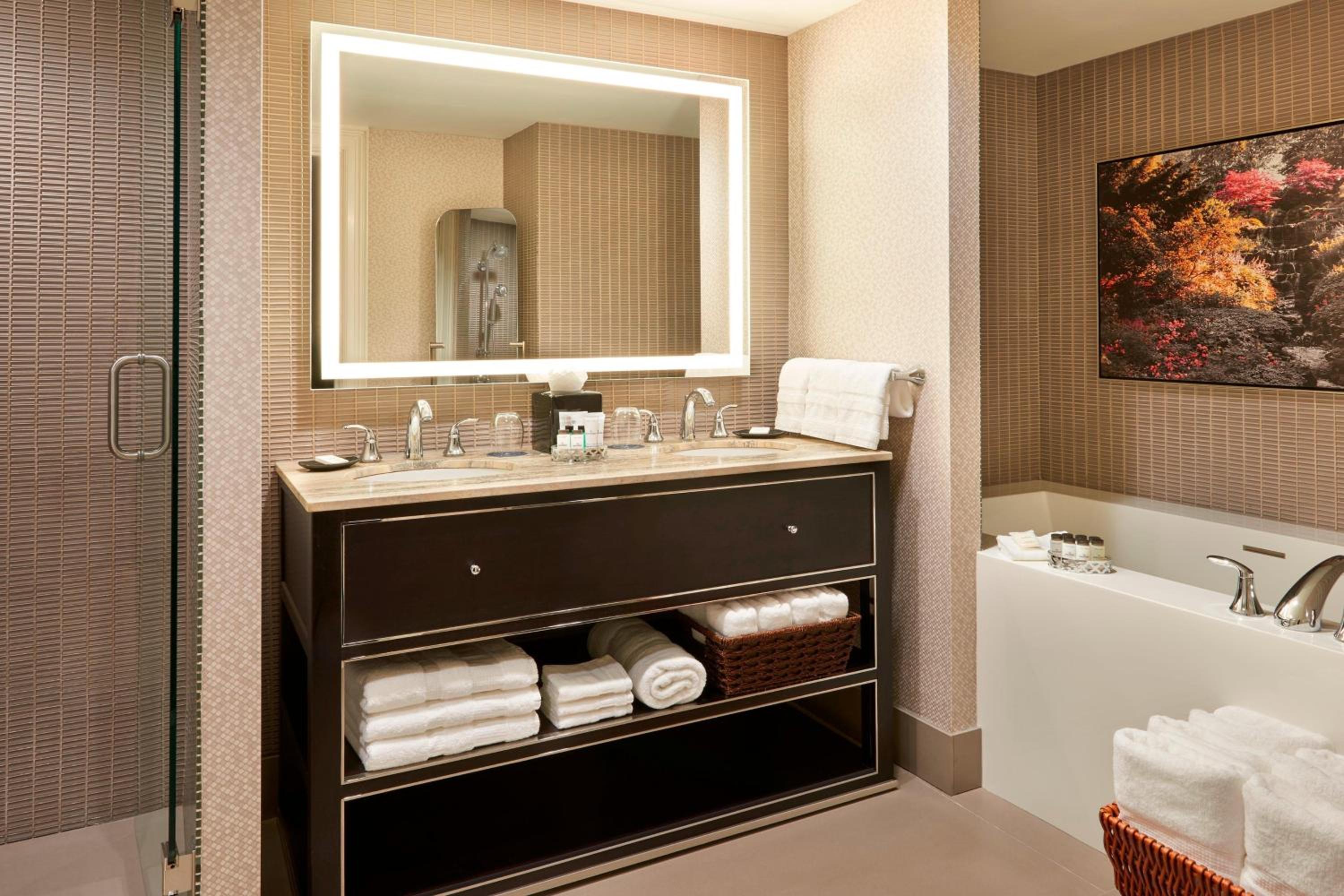 Royal Suite, 1 King Bed, Club Lounge Access thumbnail 6