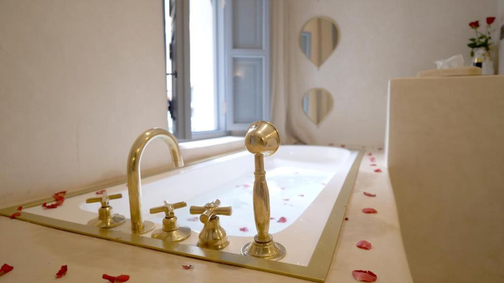 Deluxe Double Room with Bath - Photo 5