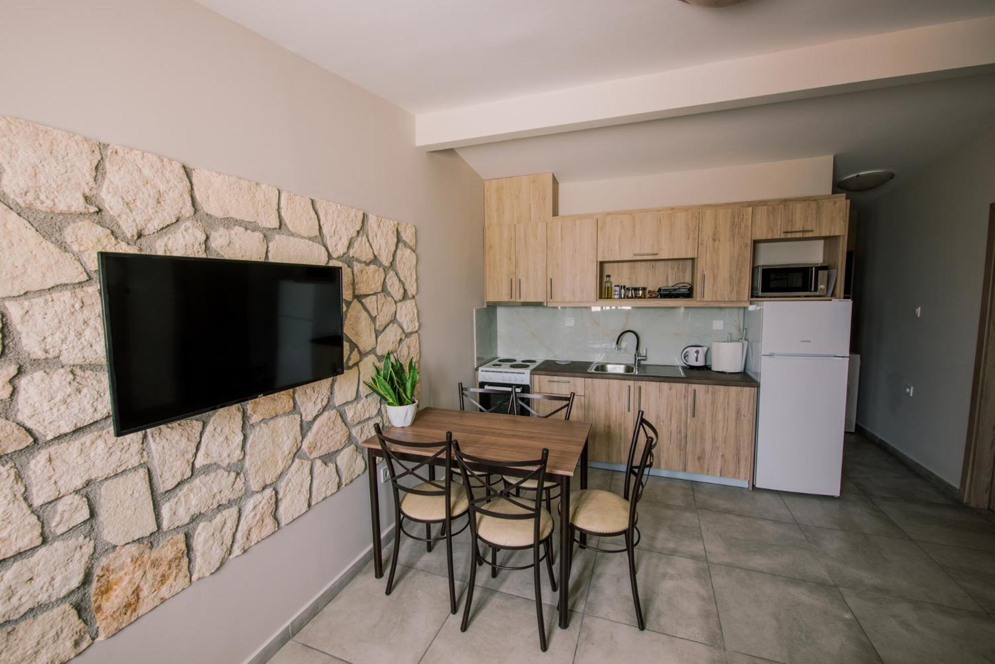 One-Bedroom Apartment - Photo 3