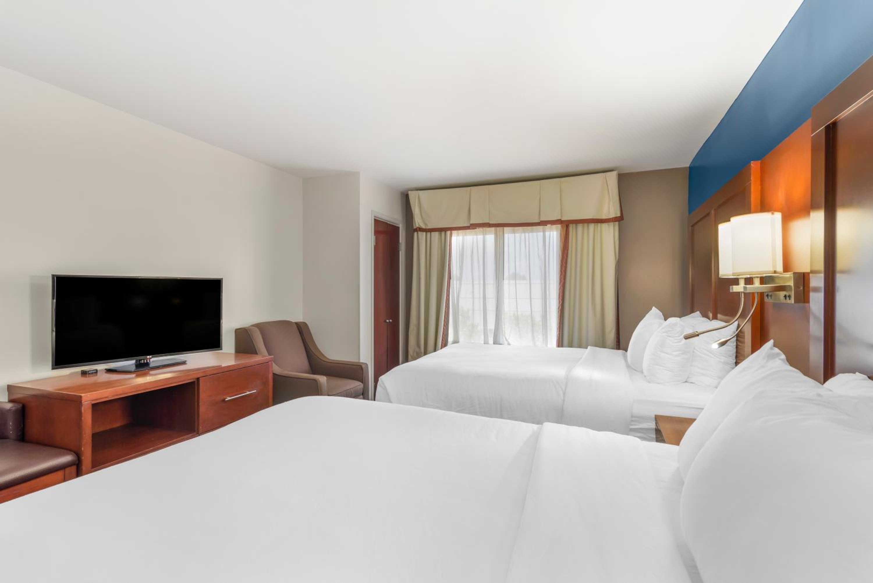 Queen Suite with Two Queen Beds - Non-Smoking - Photo 6