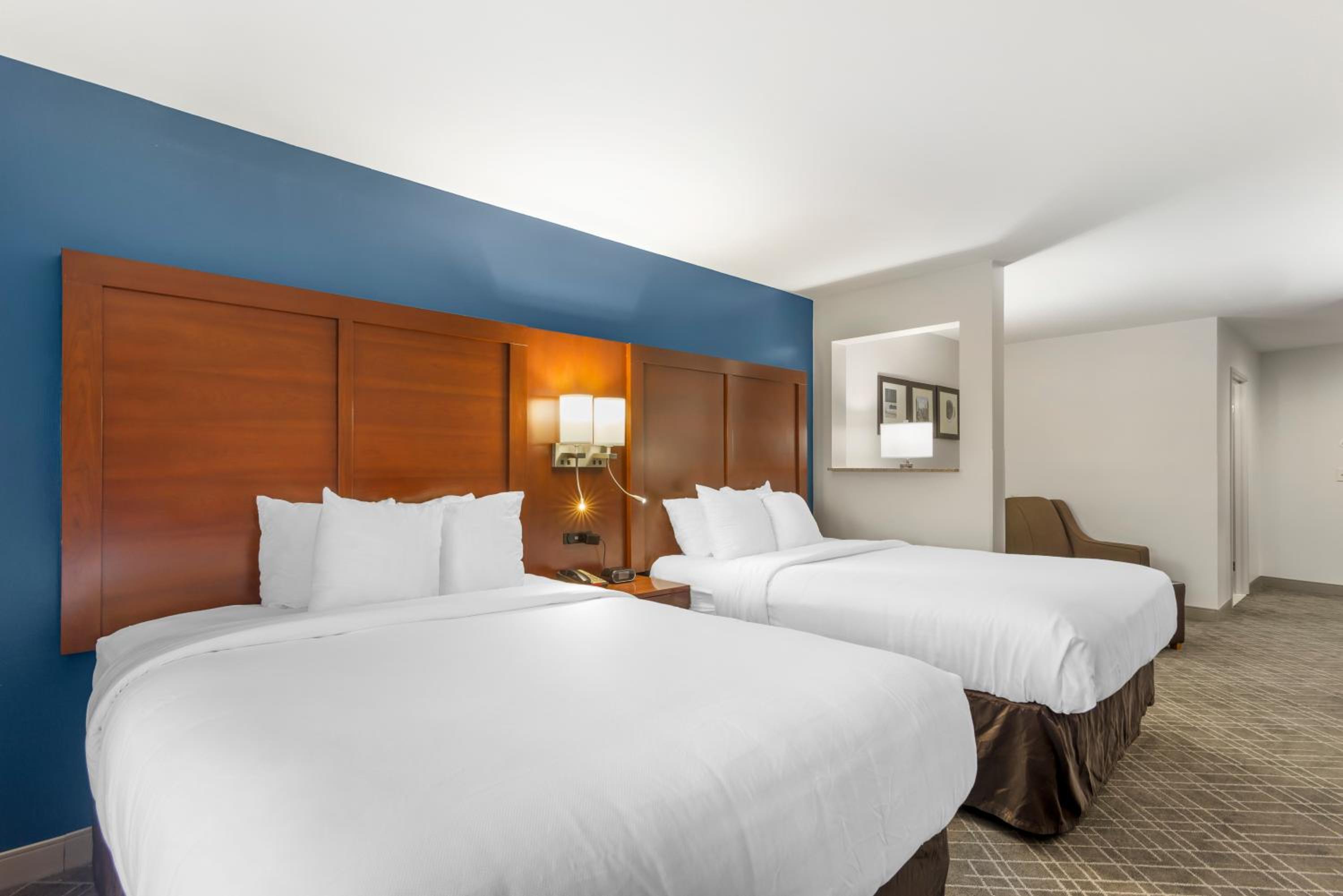 Queen Suite with Two Queen Beds - Non-Smoking - Photo 7