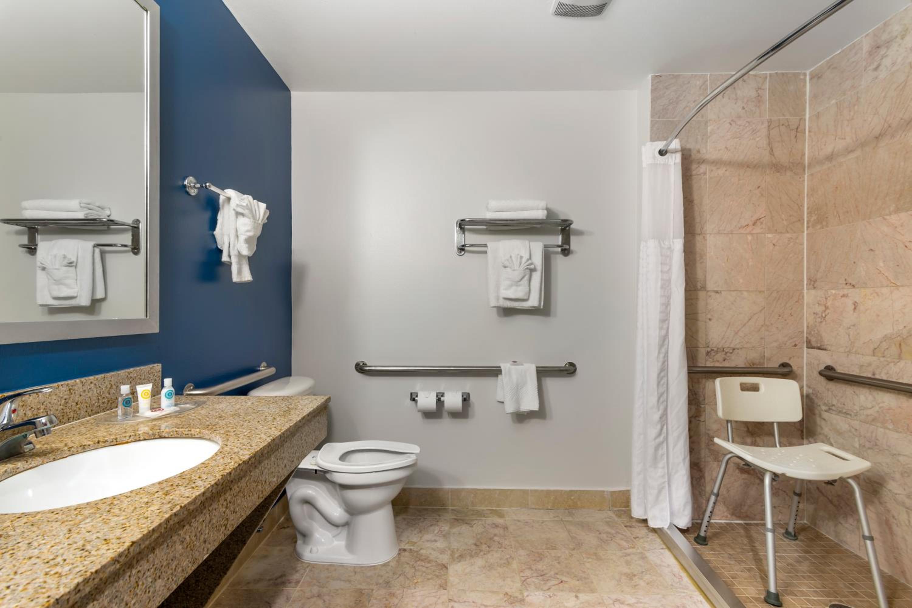 Queen Suite - Disability Access - Non-Smoking - Photo 2