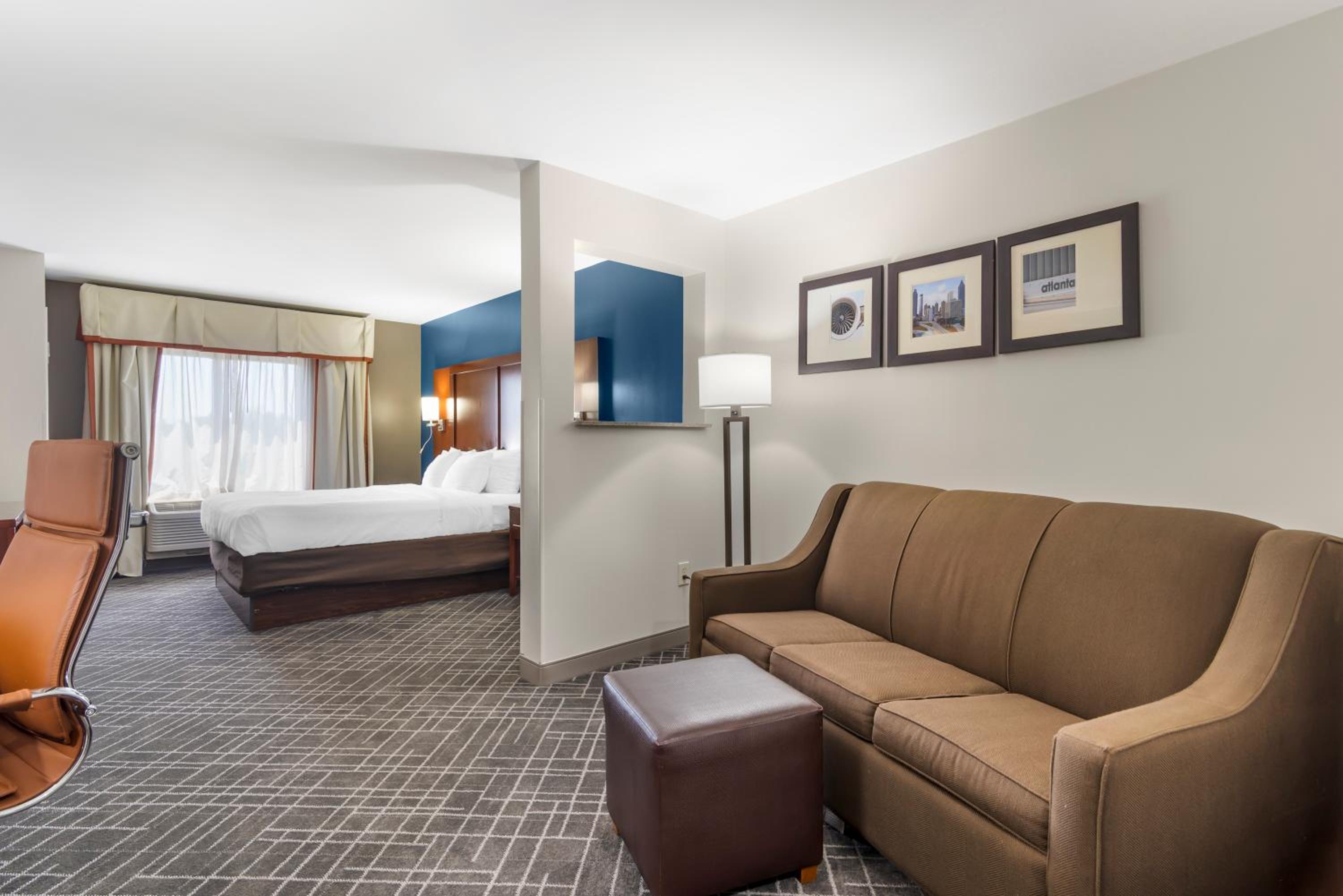 King Suite - Non-Smoking - Photo 6