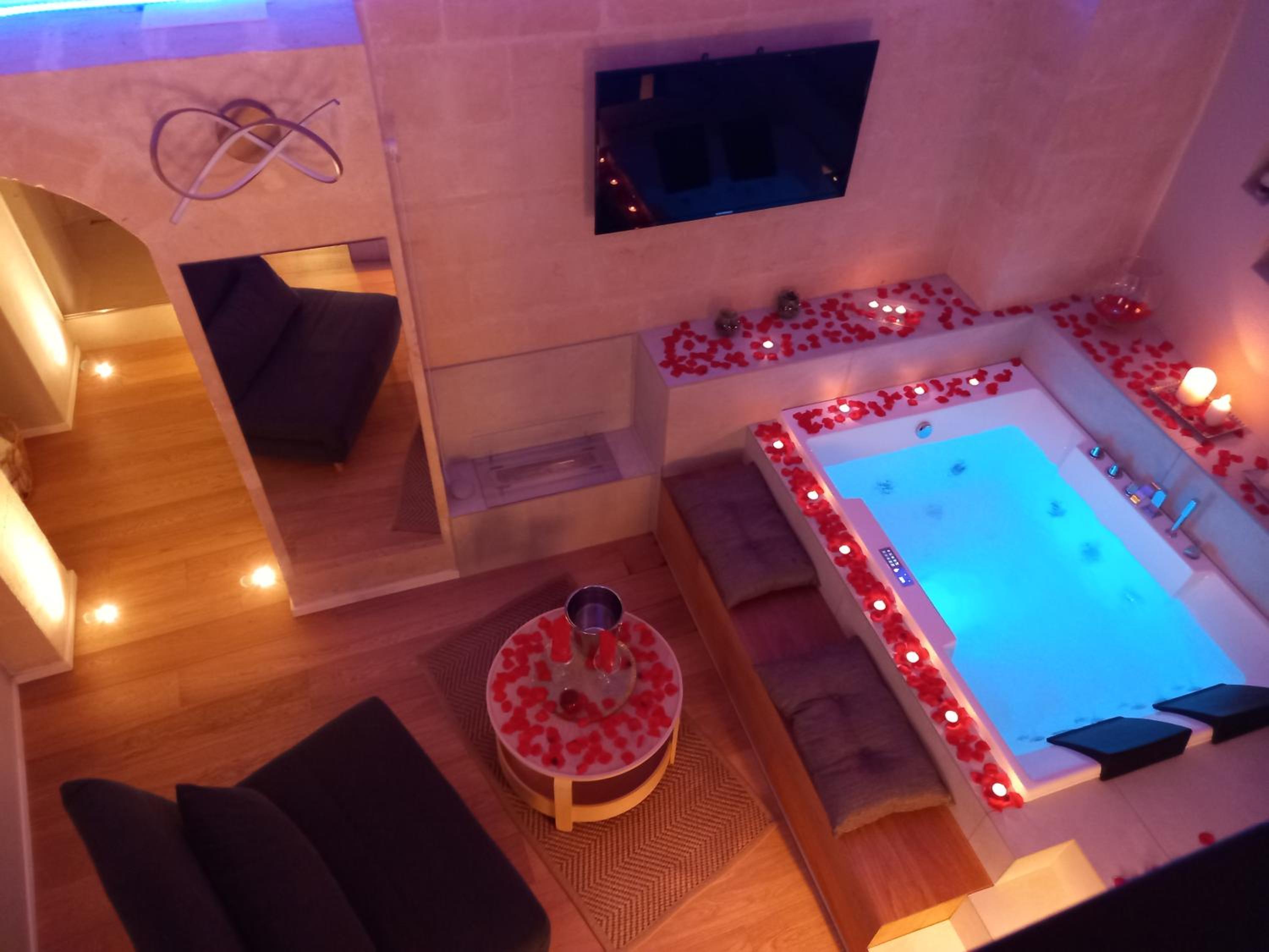 Suite - Photo 1