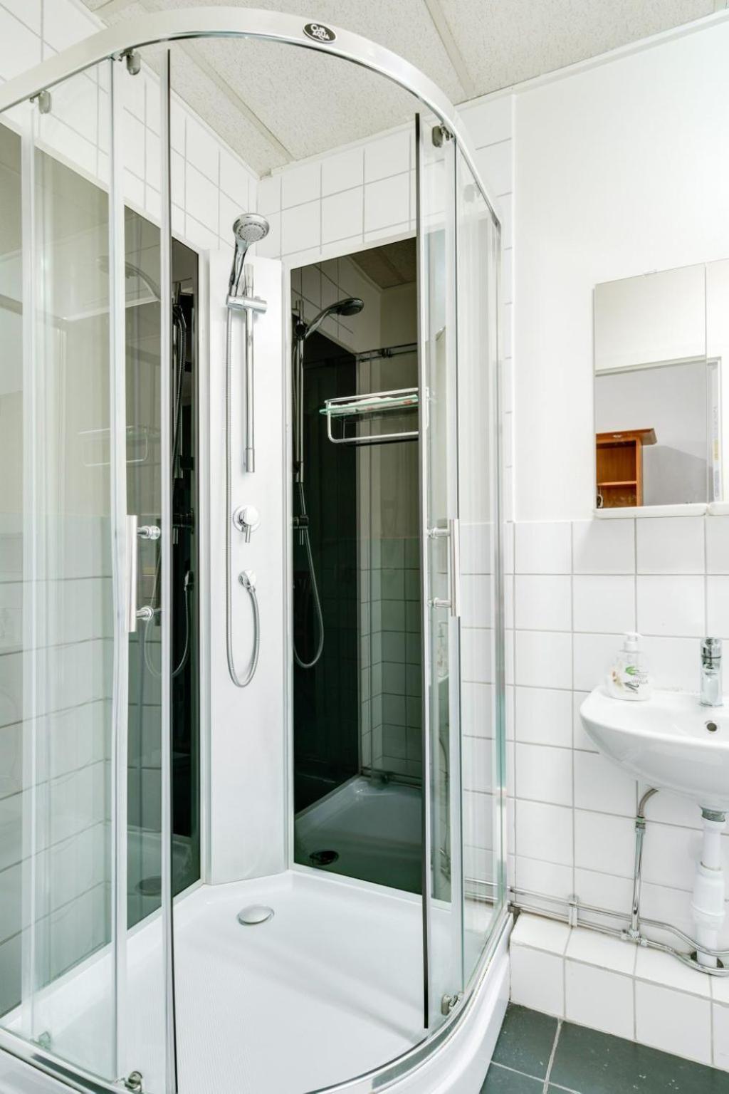 Family Room with Private Bathroom - Photo 2