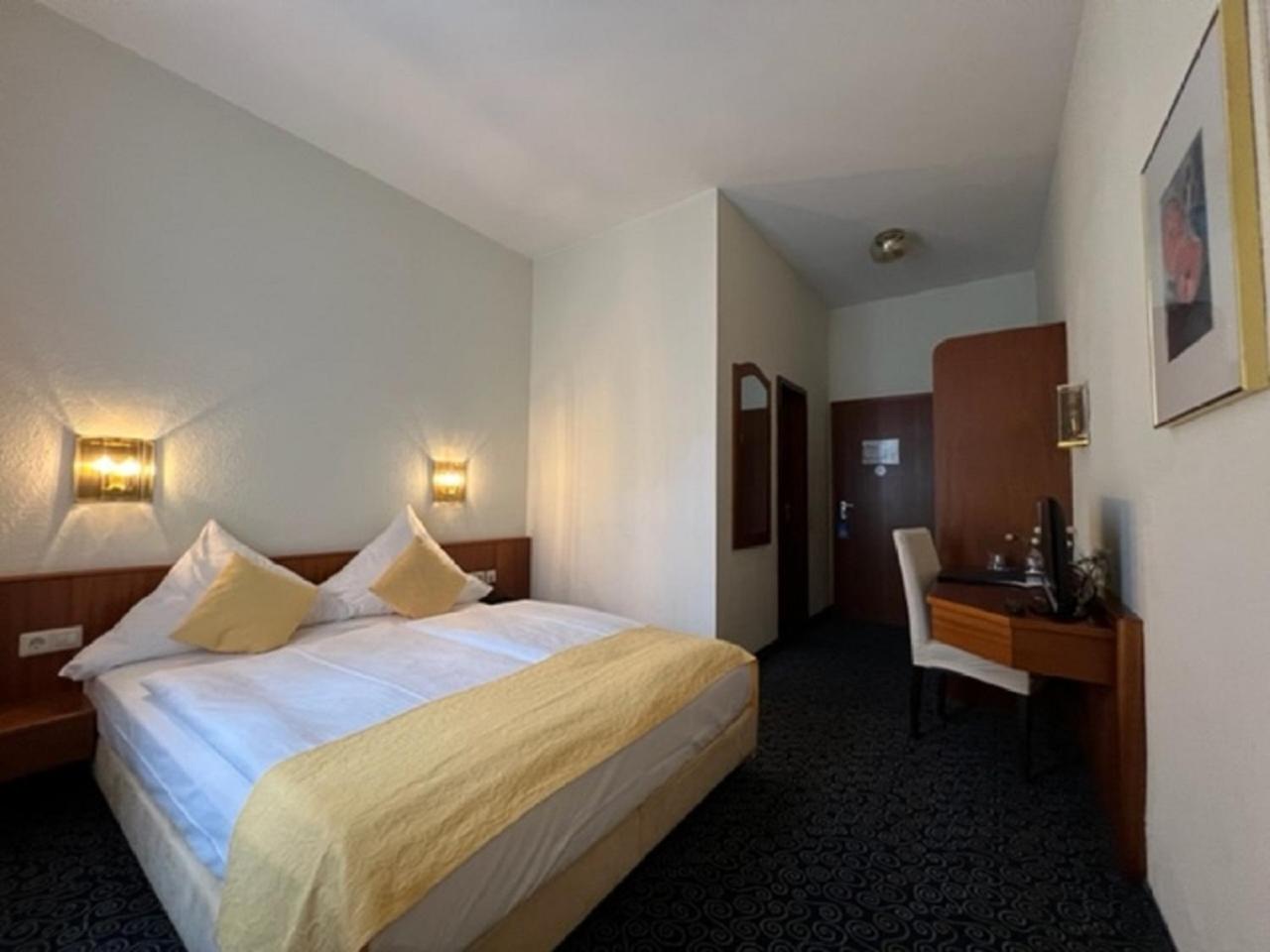 Standard Queen Room photo 1