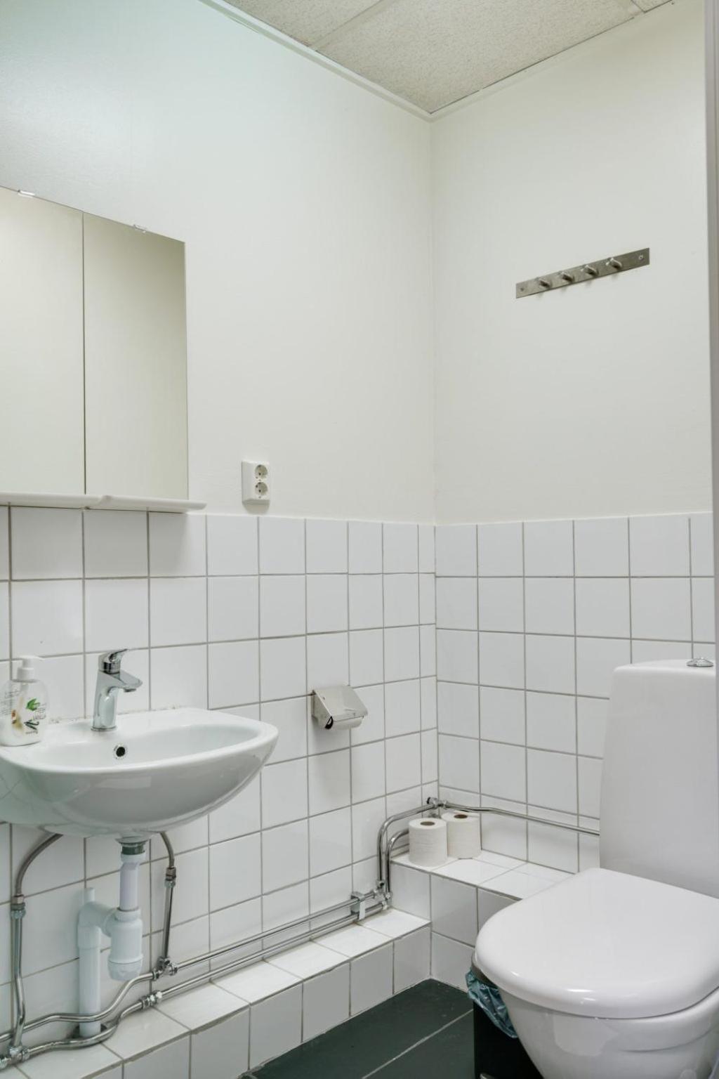 Family Room with Private Bathroom - Photo 5