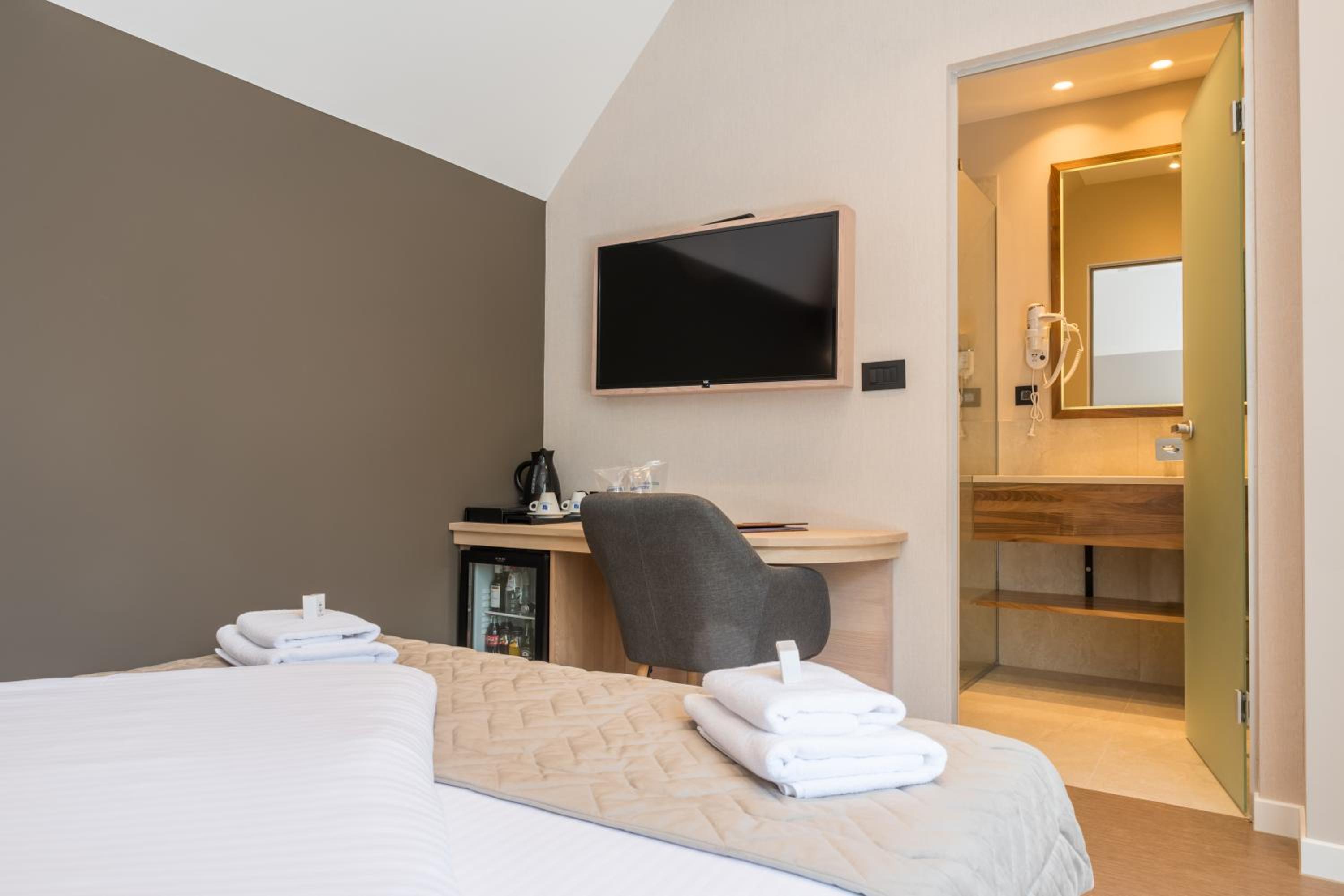 Deluxe Double Room with Balcony photo 3