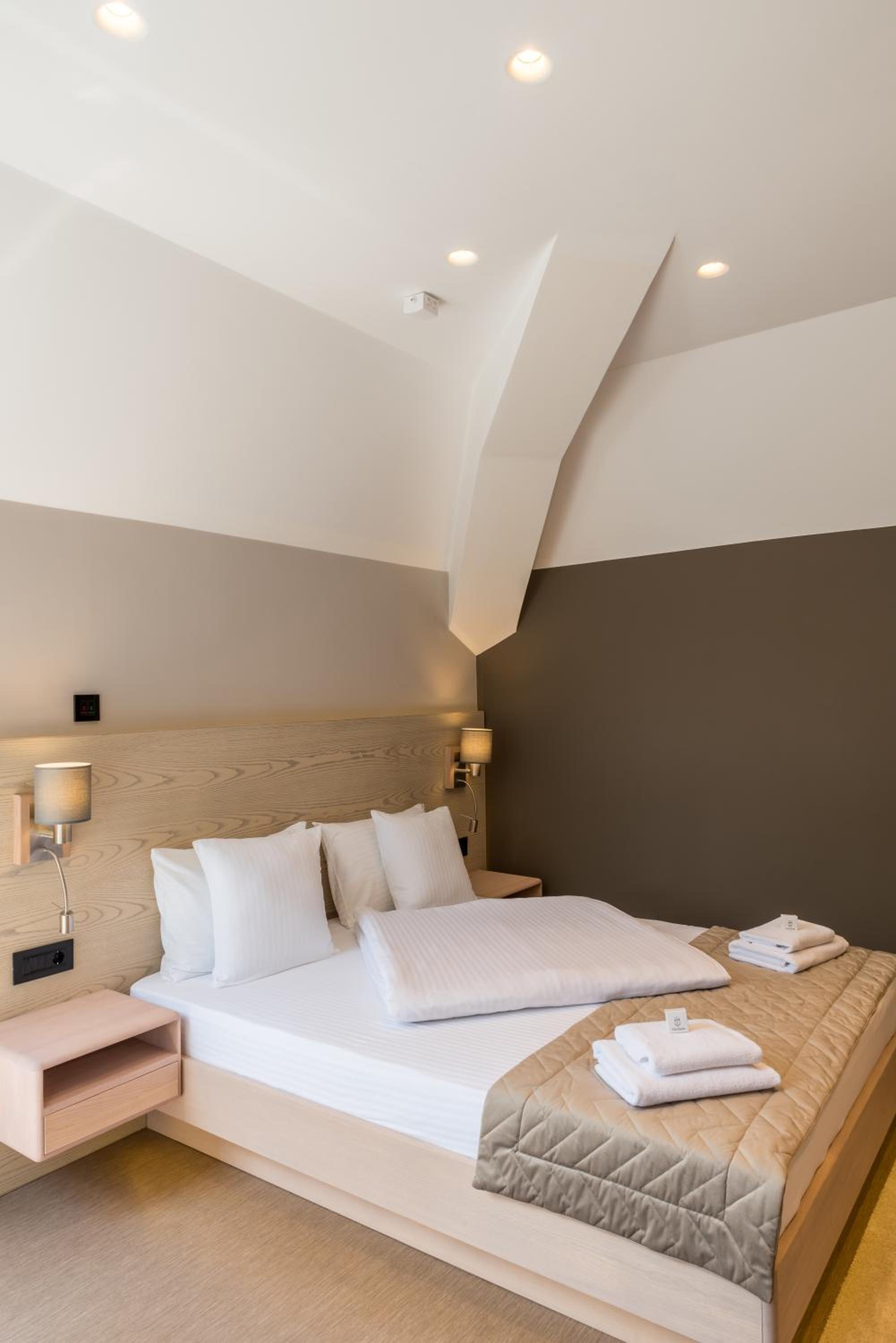 Deluxe Double Room with Balcony photo 2