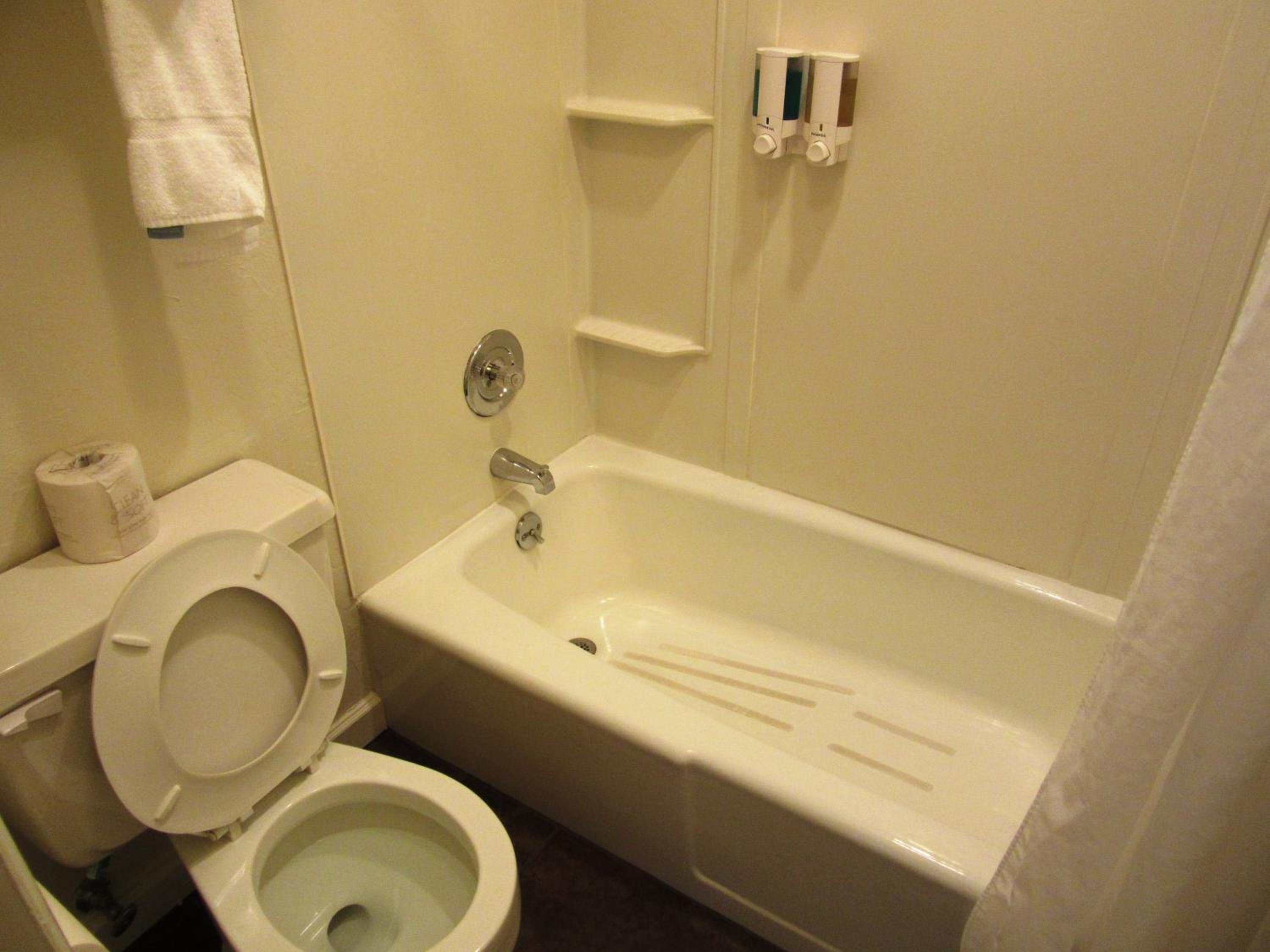 Queen Room with Two Queen Beds photo 3