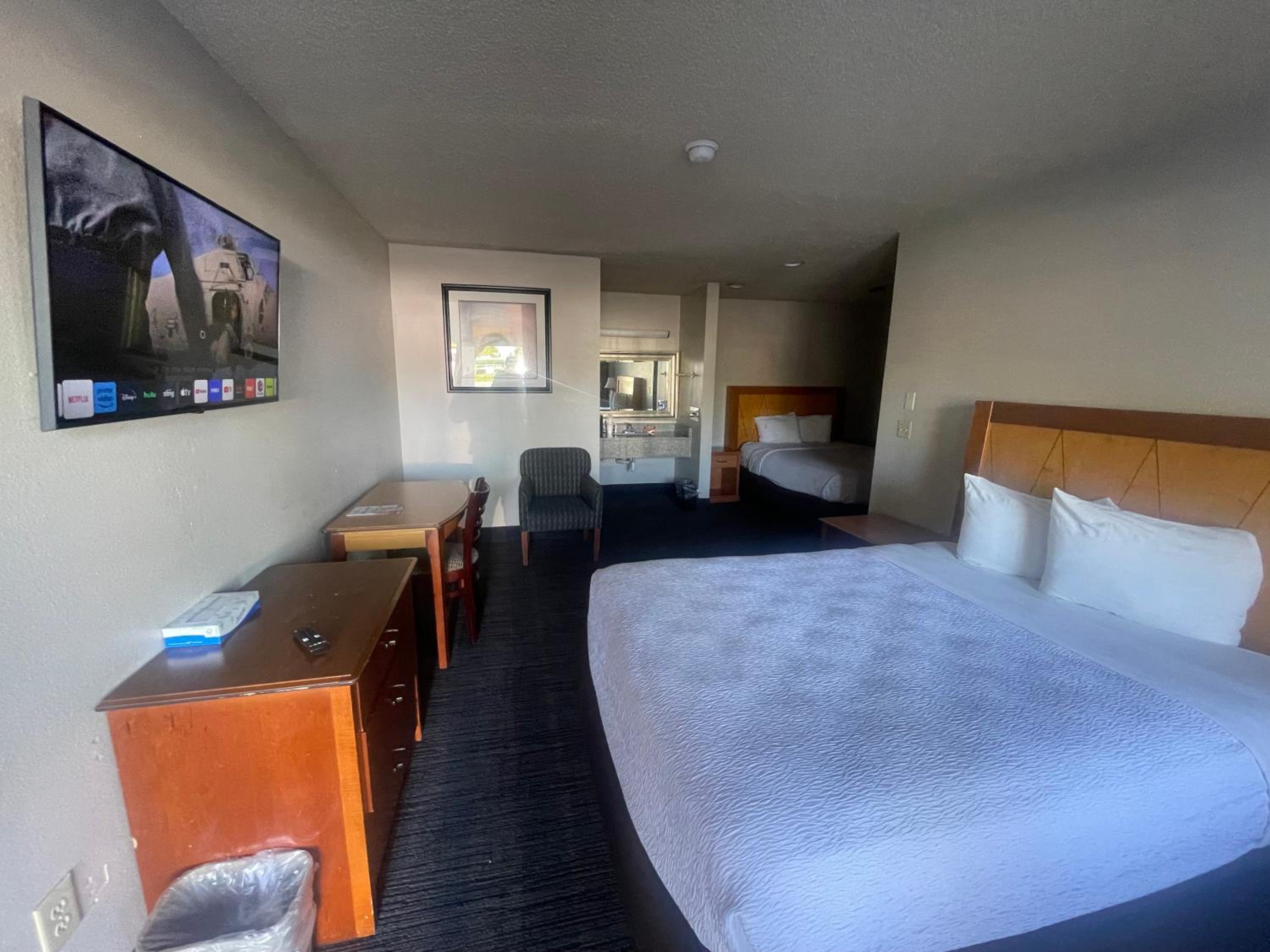 Standard Queen Room (Park and Fly) photo 3