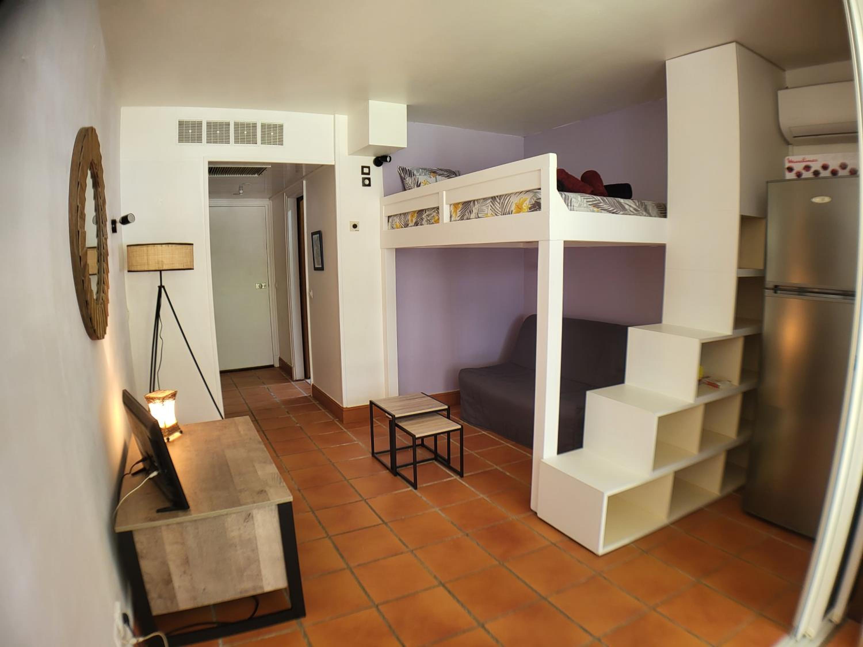 One-Bedroom Apartment photo 1