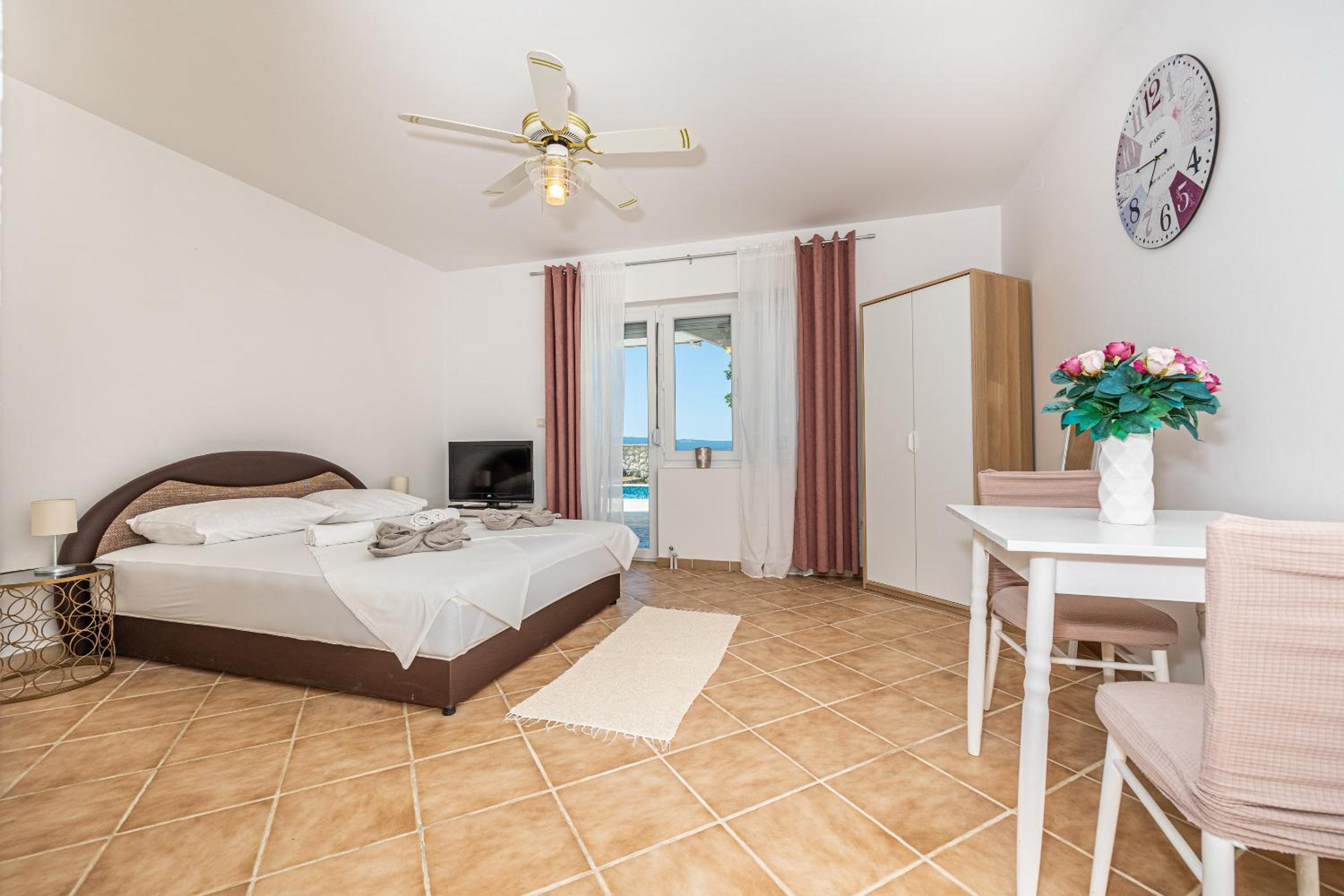 Studio Apartment photo 1