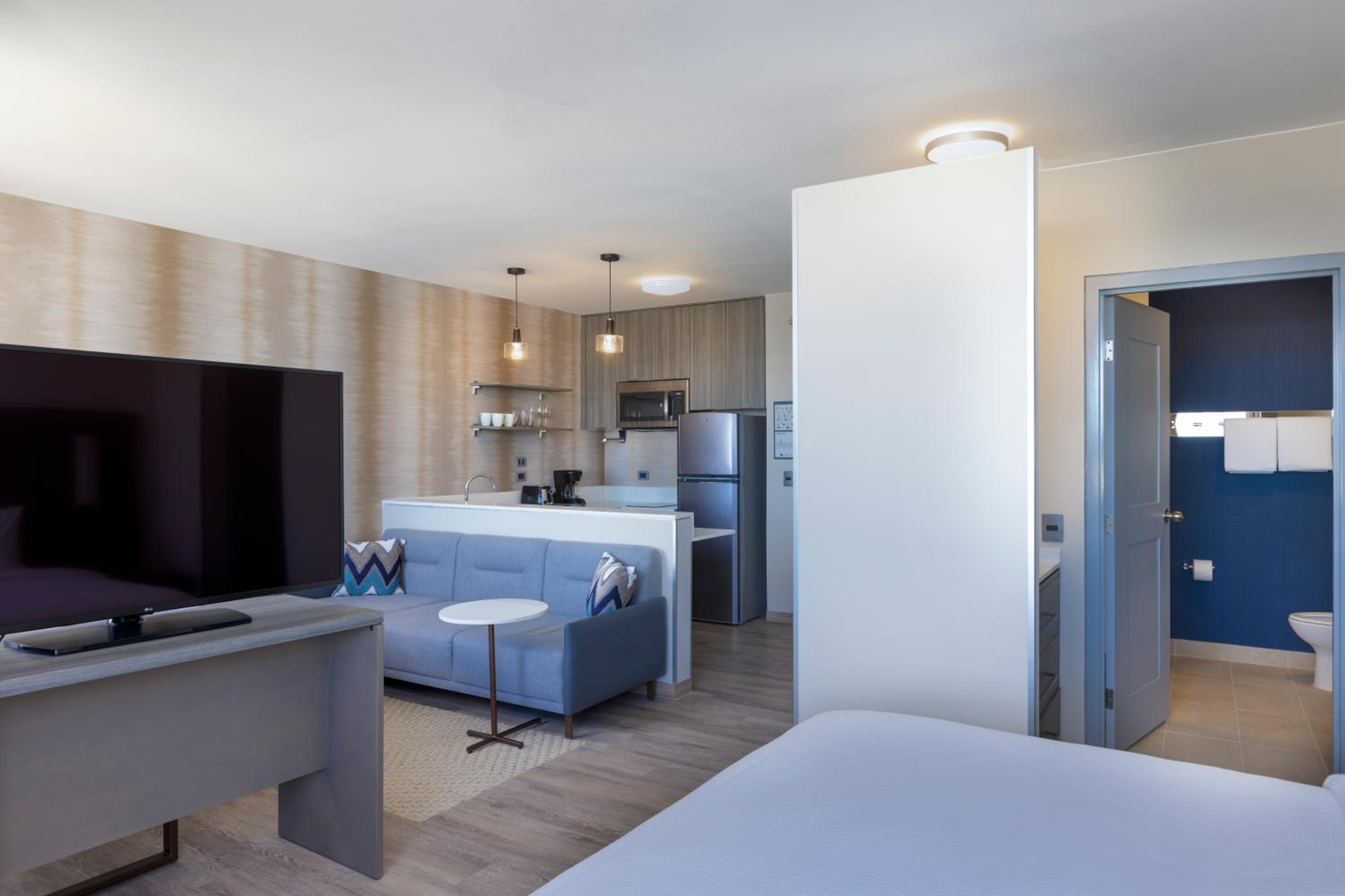 Studio with Two Queen Beds with Balcony and Garden View - Photo 1