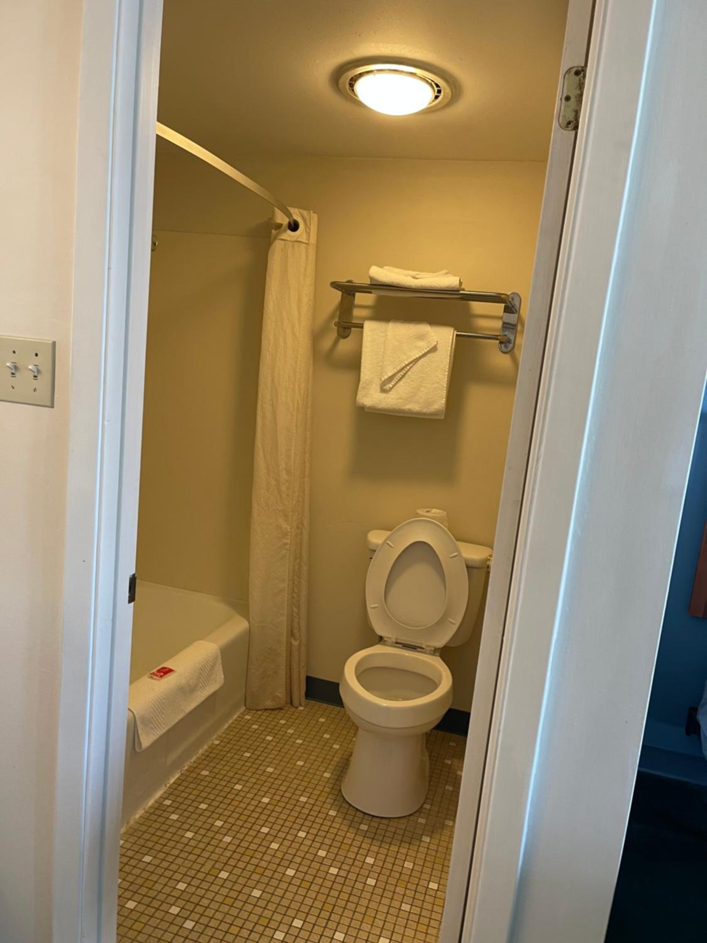 Standard Queen Room photo 3