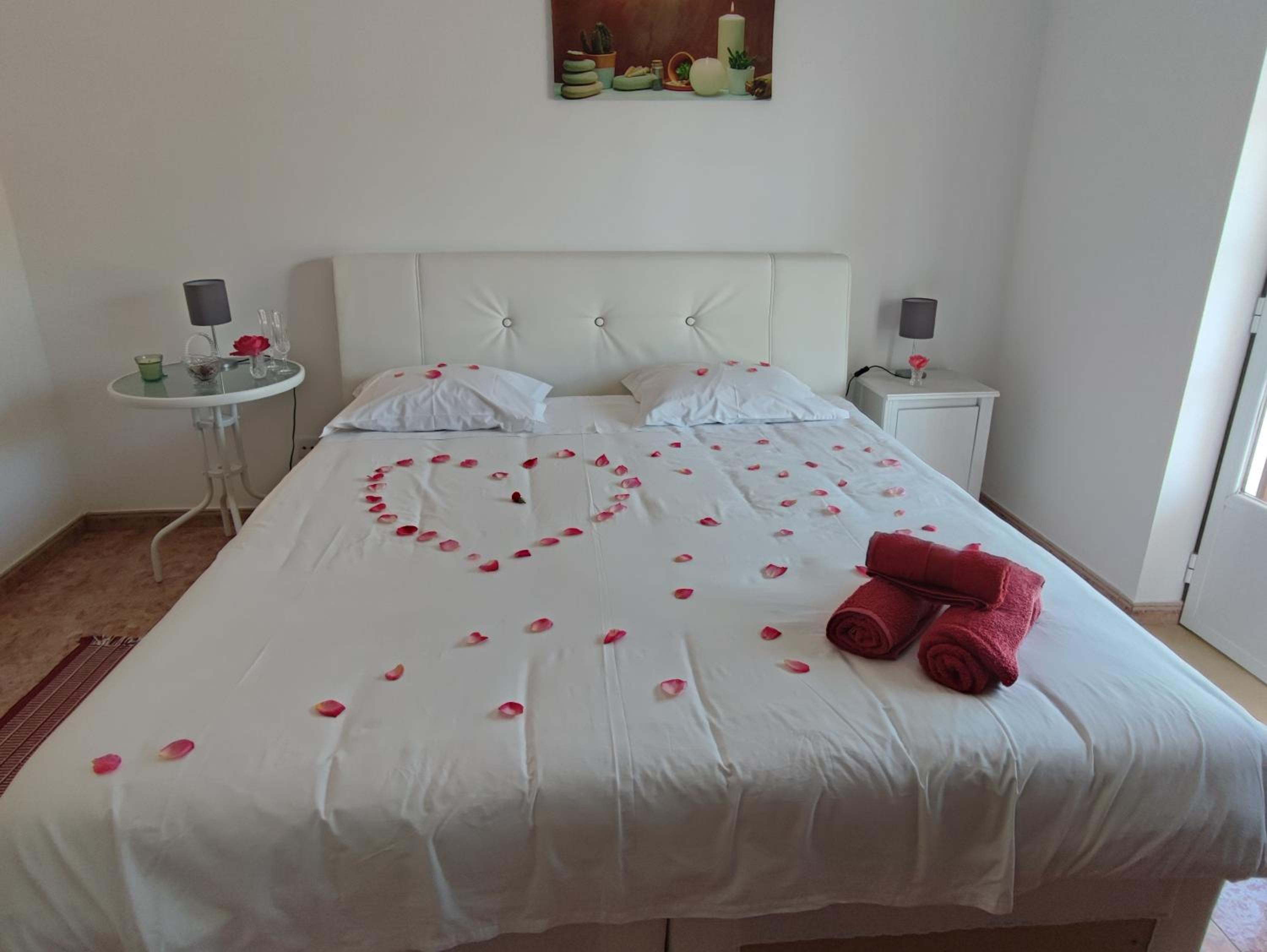 Double or Twin Room with Private Bathroom - Photo 9